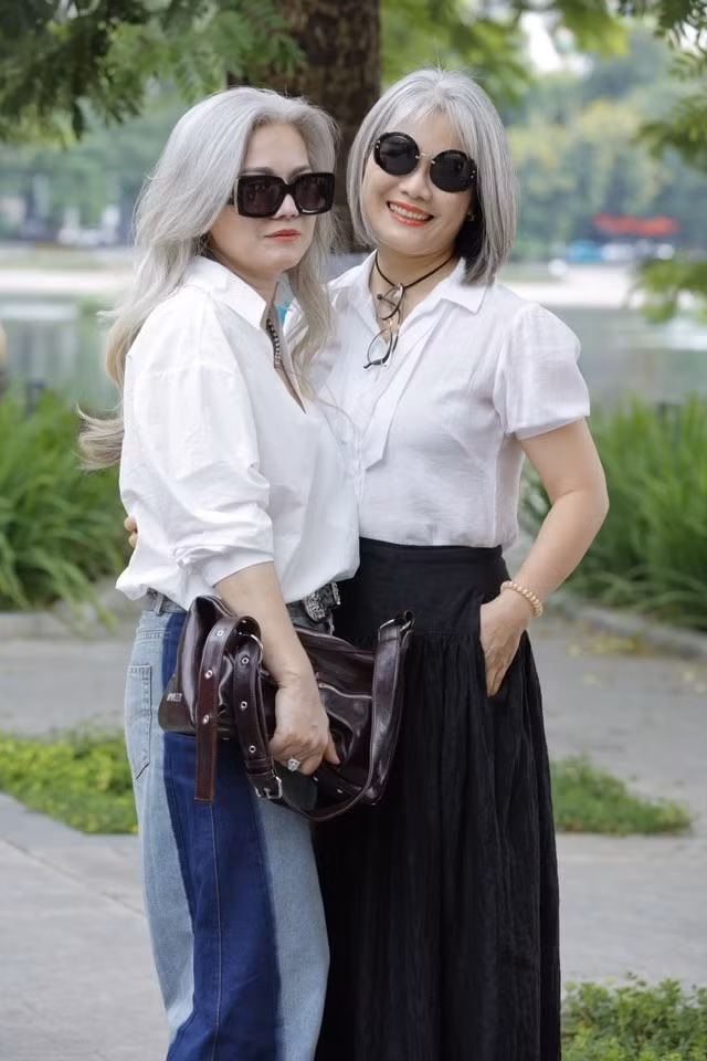 Hội "chị đẹp" này chứng minh tuổi tác chỉ là một con số, và tóc bạc không phải là dấu hiệu của sự xuống sắc mà là một "phụ kiện" độc đáo.