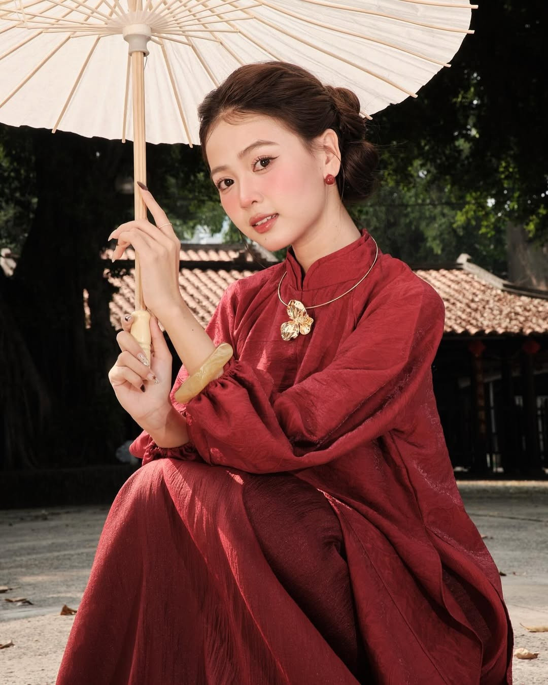 Dành cho những bạn trẻ yêu thích sự mới mẻ và có chút phá cách, mẫu áo dài với phần tay bồng là lựa chọn không thể bỏ qua. (Ảnh: IG @thuythng__)