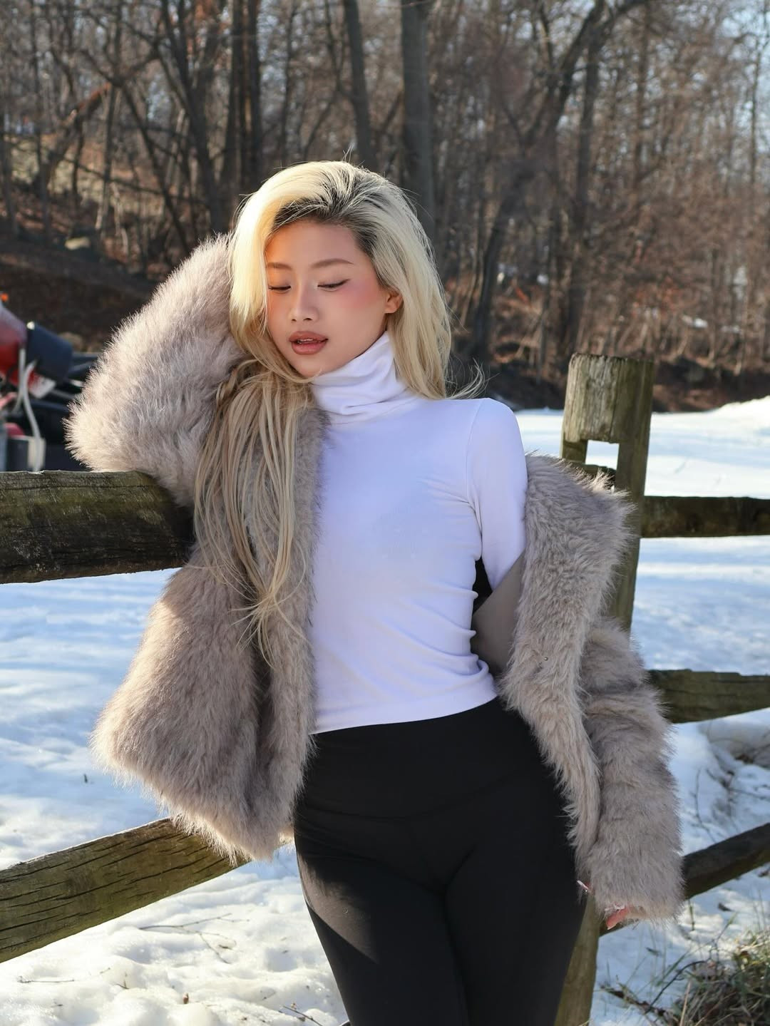 Gia nhập đường đua check-in với tuyết, Louis Phạm vừa đăng tải loạt ảnh mới thu hút hàng nghìn lượt yêu thích. (Ảnh: IGNV)