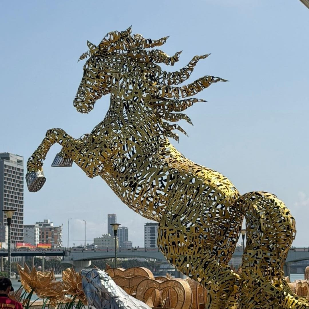 Toàn bộ thân hình dũng mãnh của chú ngựa cao khoảng 3m được lắp ghép tỉ mỉ từ tên của 94 xã, phường và đặc khu hành chính của Đà Nẵng (sau khi sáp nhập đơn vị hành chính).