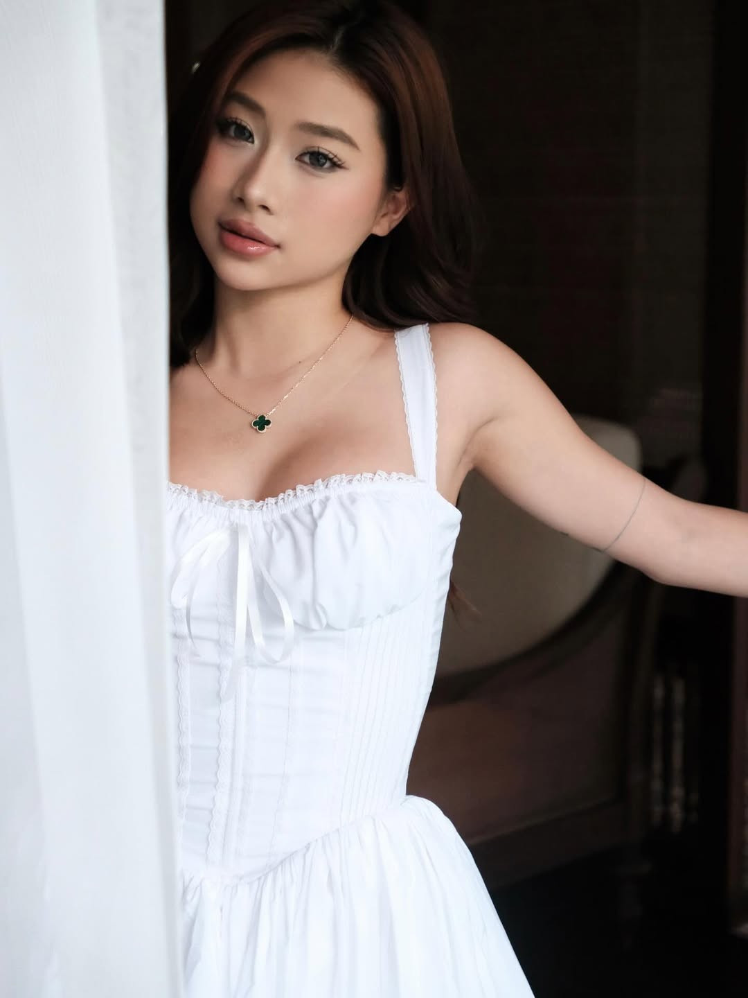 Hình ảnh này của Louis Phạm nhận được nhiều lời khen ngợi từ cộng đồng mạng. Nhiều người bày tỏ sự thích thú khi thấy một khía cạnh khác của cô nàng: không còn là hình ảnh nóng bỏng, gợi cảm mà thay vào đó là một vẻ đẹp dịu dàng, nữ tính và đầy cuốn hút. (Ảnh: Instagram @louispham203)