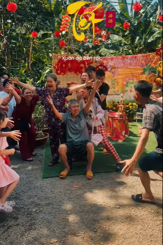 Khi nhịp sống hiện đại ngày càng nhanh, những giá trị truyền thống đôi khi bị xem nhẹ. Trào lưu "Chạy vào ôm ông bà" như một lời khẳng định: Dù cả năm qua có bôn ba nơi đâu, gặt hái được thành công gì, thì hạnh phúc lớn nhất vẫn là được trở về trong vòng tay ấm áp của người thân. (Ảnh: Tổng hợp)