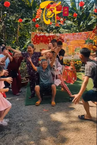 Khi nhịp sống hiện đại ngày càng nhanh, những giá trị truyền thống đôi khi bị xem nhẹ. Trào lưu "Chạy vào ôm ông bà" như một lời khẳng định: Dù cả năm qua có bôn ba nơi đâu, gặt hái được thành công gì, thì hạnh phúc lớn nhất vẫn là được trở về trong vòng tay ấm áp của người thân. (Ảnh: Tổng hợp)