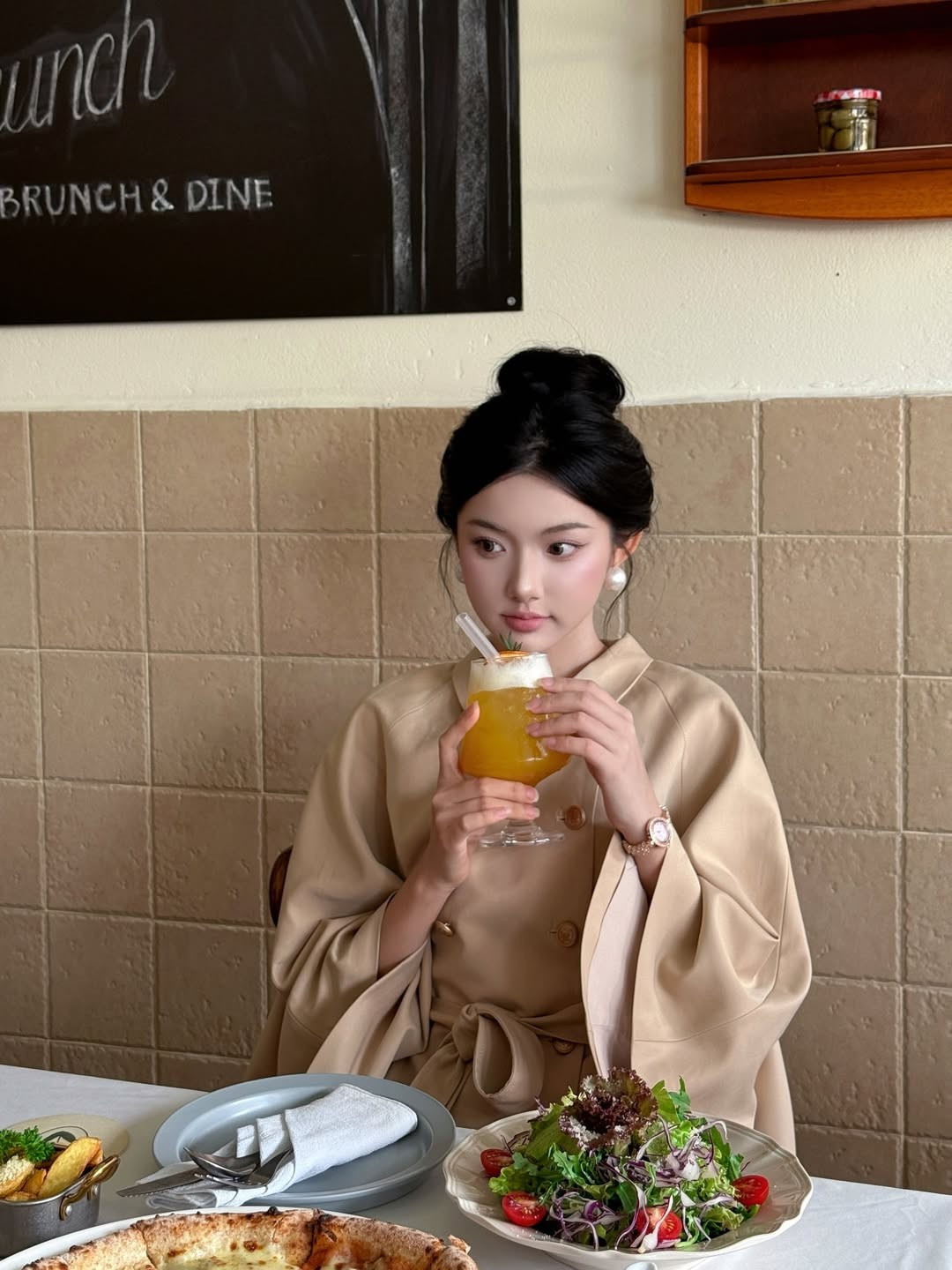 Bộ ảnh lần này đã cho thấy sự đa dạng trong phong cách của Quỳnh Trương. Từ một cô nàng mukbang gần gũi, cô đã chứng minh mình hoàn toàn có thể cân mọi concept, từ ngọt ngào, đáng yêu đến sang chảnh, quý phái. (Ảnh: IGNV)