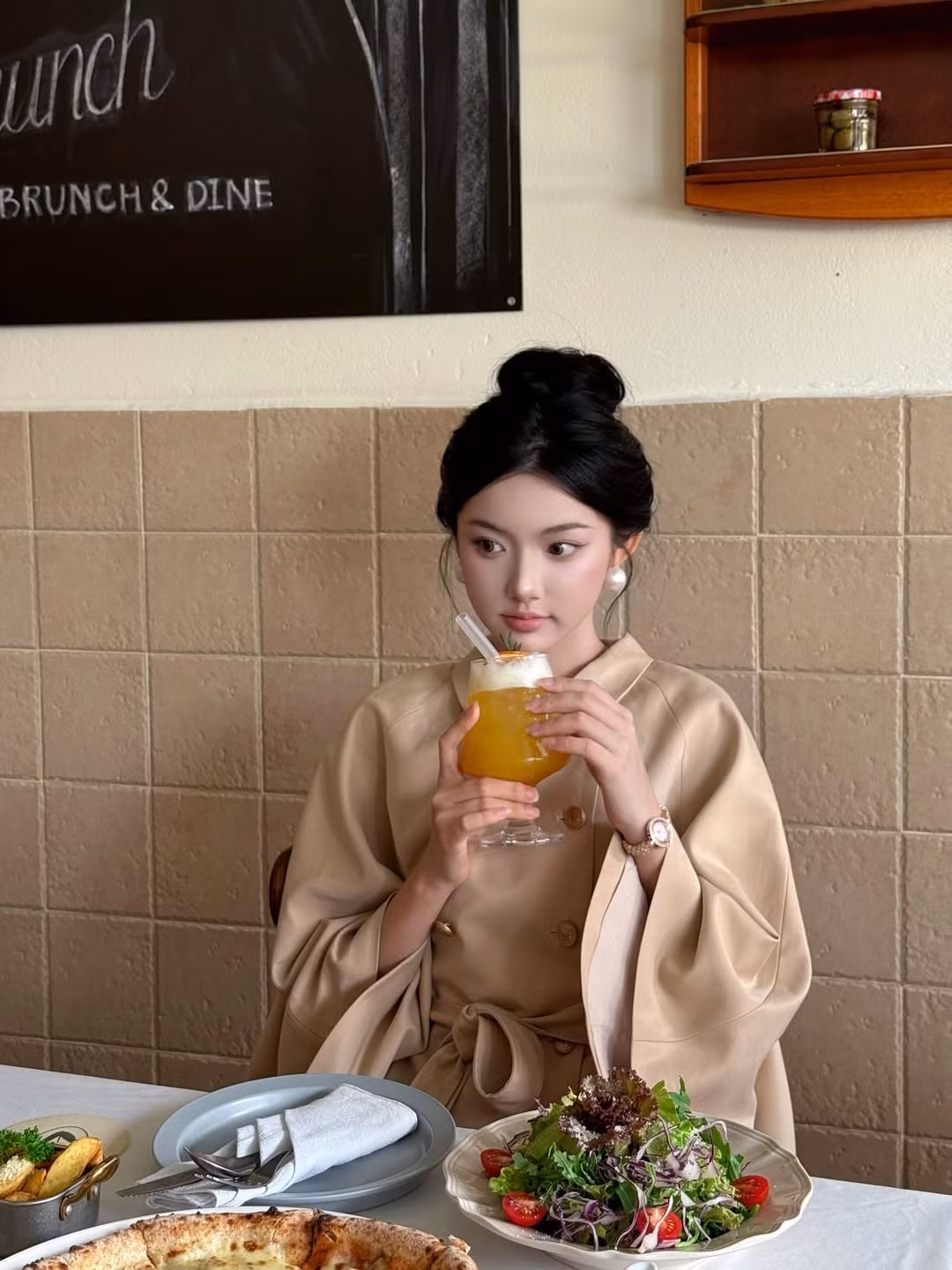 Bộ ảnh lần này đã cho thấy sự đa dạng trong phong cách của Quỳnh Trương. Từ một cô nàng mukbang gần gũi, cô đã chứng minh mình hoàn toàn có thể cân mọi concept, từ ngọt ngào, đáng yêu đến sang chảnh, quý phái. (Ảnh: IGNV)