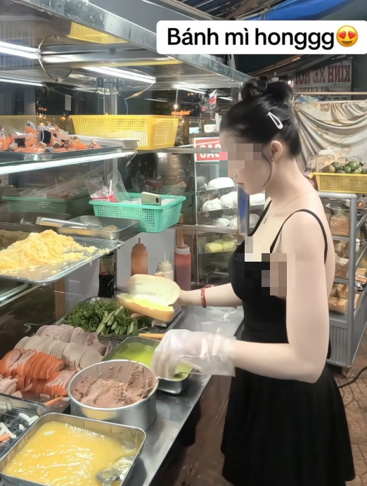 Trong khi làm đồ ăn, cô gái đã mặc một chiếc váy đen ngắn với thiết kế hai dây khoét sâu lưng trần hoặc áo quây, áo crop top bó sát, khoe trọn thân hình gợi cảm.