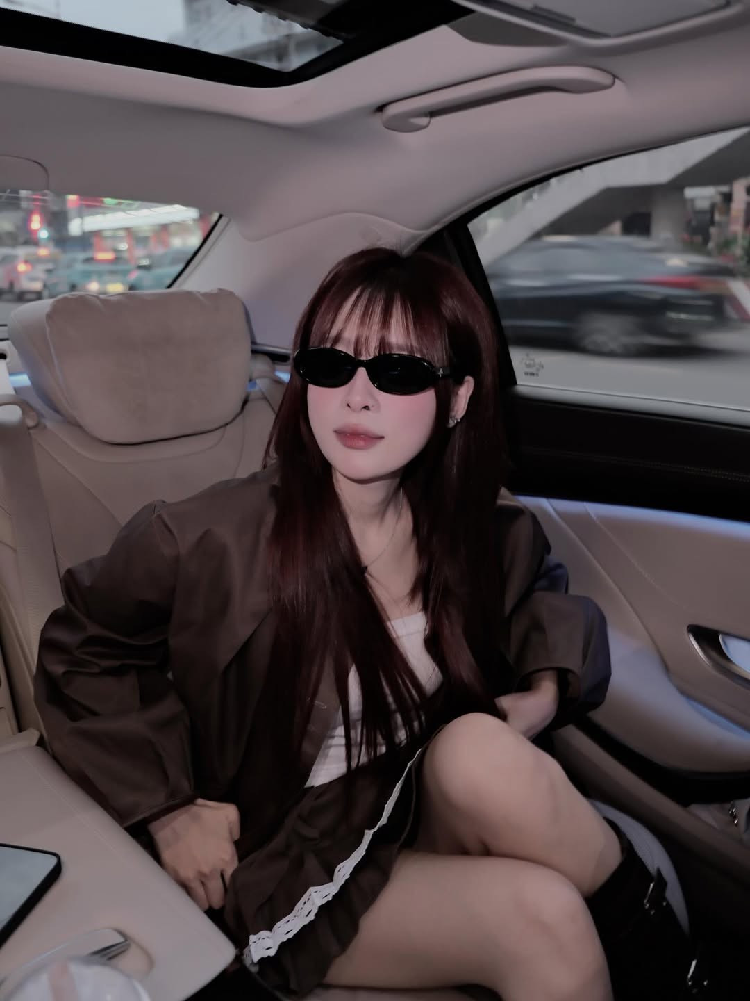 Thường xuất hiện với hình ảnh khá nữ tính và "bánh bèo", cô nàng mới đây lại khiến cộng đồng mạng bất ngờ khi tung ra bộ ảnh mang đậm phong cách "girl phố" cực kỳ cuốn hút. (Ảnh: IGNV)