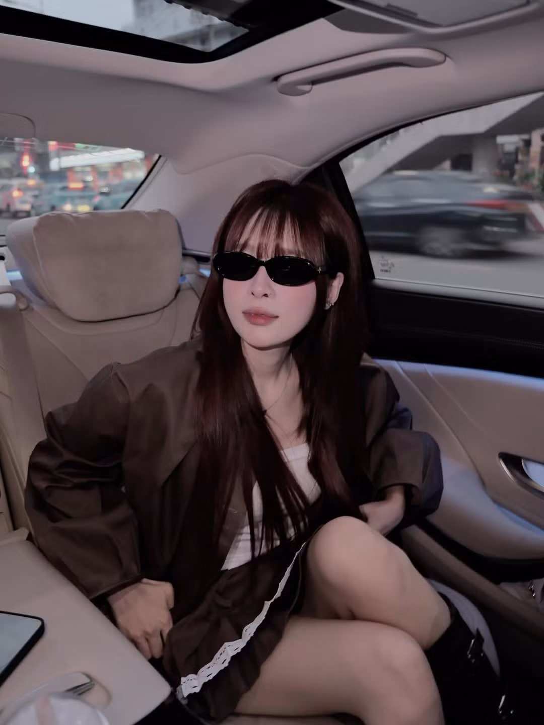 Cô nàng cũng chịu khó thường xuyên thay đổi, làm mới hình ảnh bản thân. Sự thay đổi này không chỉ nằm ở lối trang điểm sắc sảo hơn mà còn ở tư duy chọn đồ. Ngọc Kem của hiện tại sẵn sàng thử sức với nhiều hình tượng khác nhau: từ năng động, cá tính với street style cho đến quyến rũ, trưởng động trong những bộ cánh tôn dáng. (Ảnh: IGNV)