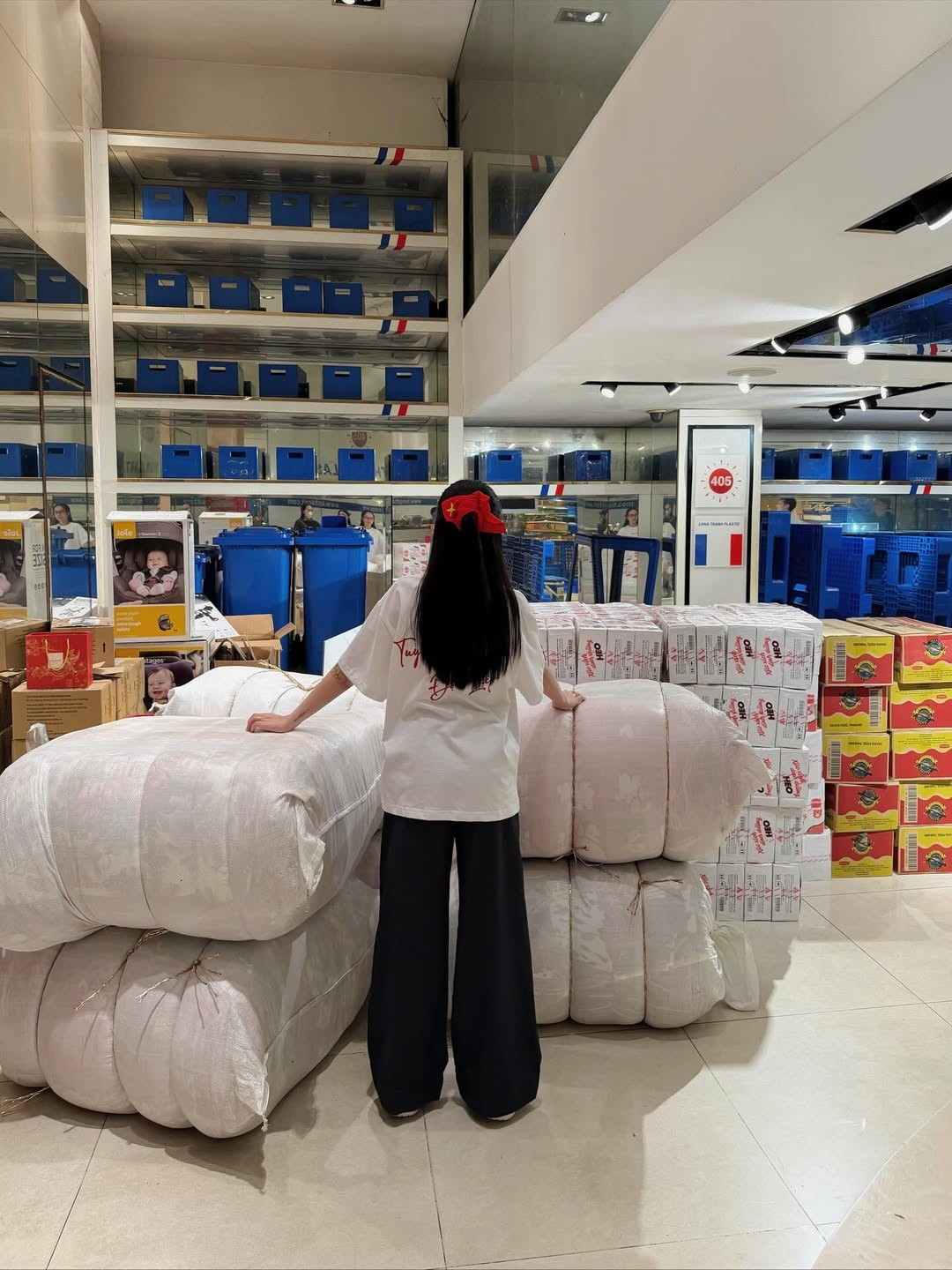 Loạt hình ảnh được Joyce Phạm chia sẻ trên trang cá nhân cho thấy không khí khẩn trương nhưng tràn đầy sự nhiệt huyết tại điểm tập kết ở Sài Gòn. (Ảnh: IGNV)