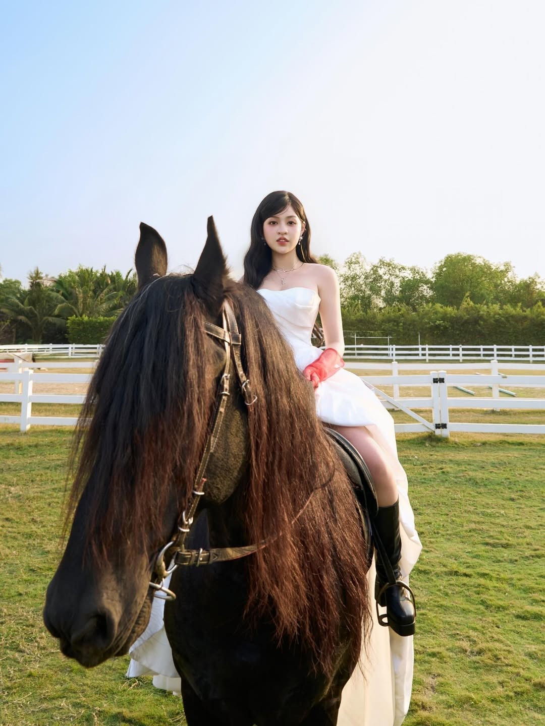 Cô nàng cho thấy khả năng biến hóa linh hoạt, từ một hot girl mạng xã hội trở thành một người mẫu ảnh chuyên nghiệp với thần thái cuốn hút. (Ảnh: IGNV)