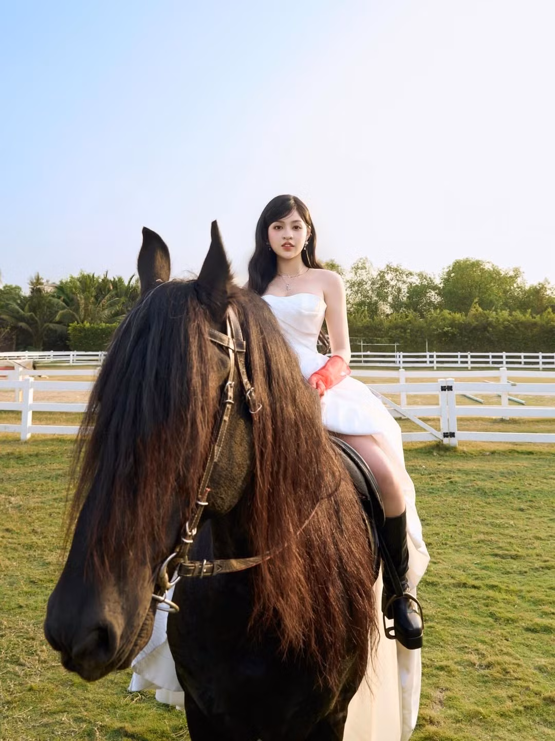 Cô nàng cho thấy khả năng biến hóa linh hoạt, từ một hot girl mạng xã hội trở thành một người mẫu ảnh chuyên nghiệp với thần thái cuốn hút. (Ảnh: IGNV)