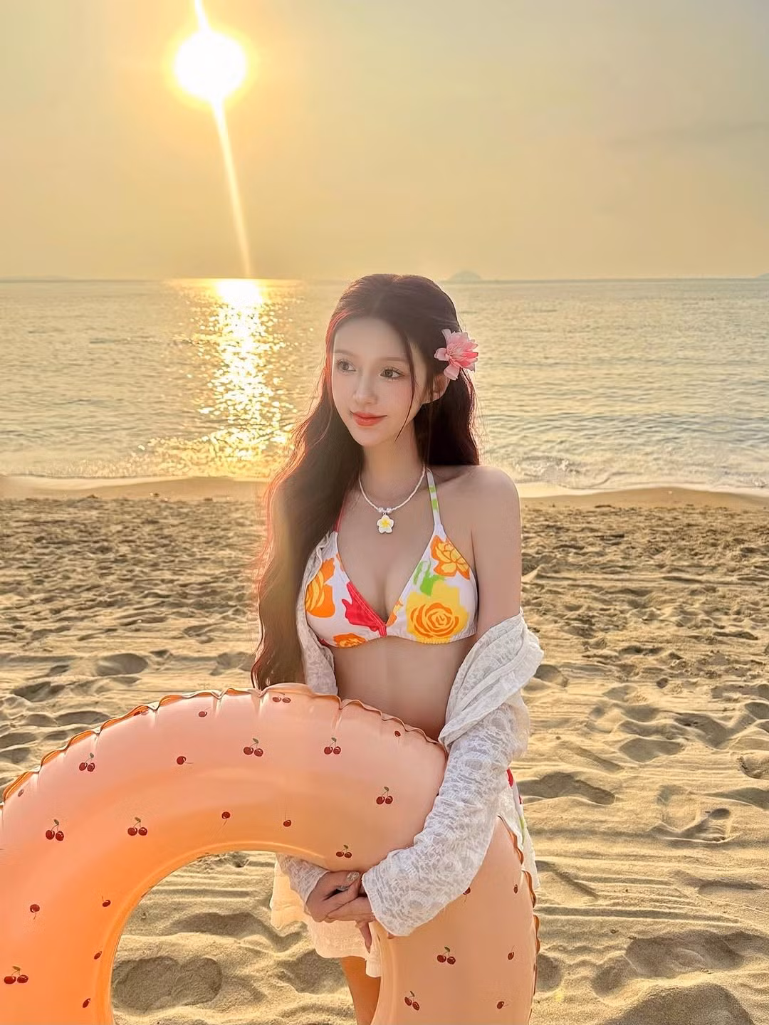 Dưới ánh nắng chiều vàng óng ả, bức ảnh nào của hot girl 9x cũng trở nên lung linh như một thước phim. Ánh sáng tự nhiên làm nổi bật làn da trắng nõn nà và thần thái cuốn hút của cô. (Ảnh: IGNV)