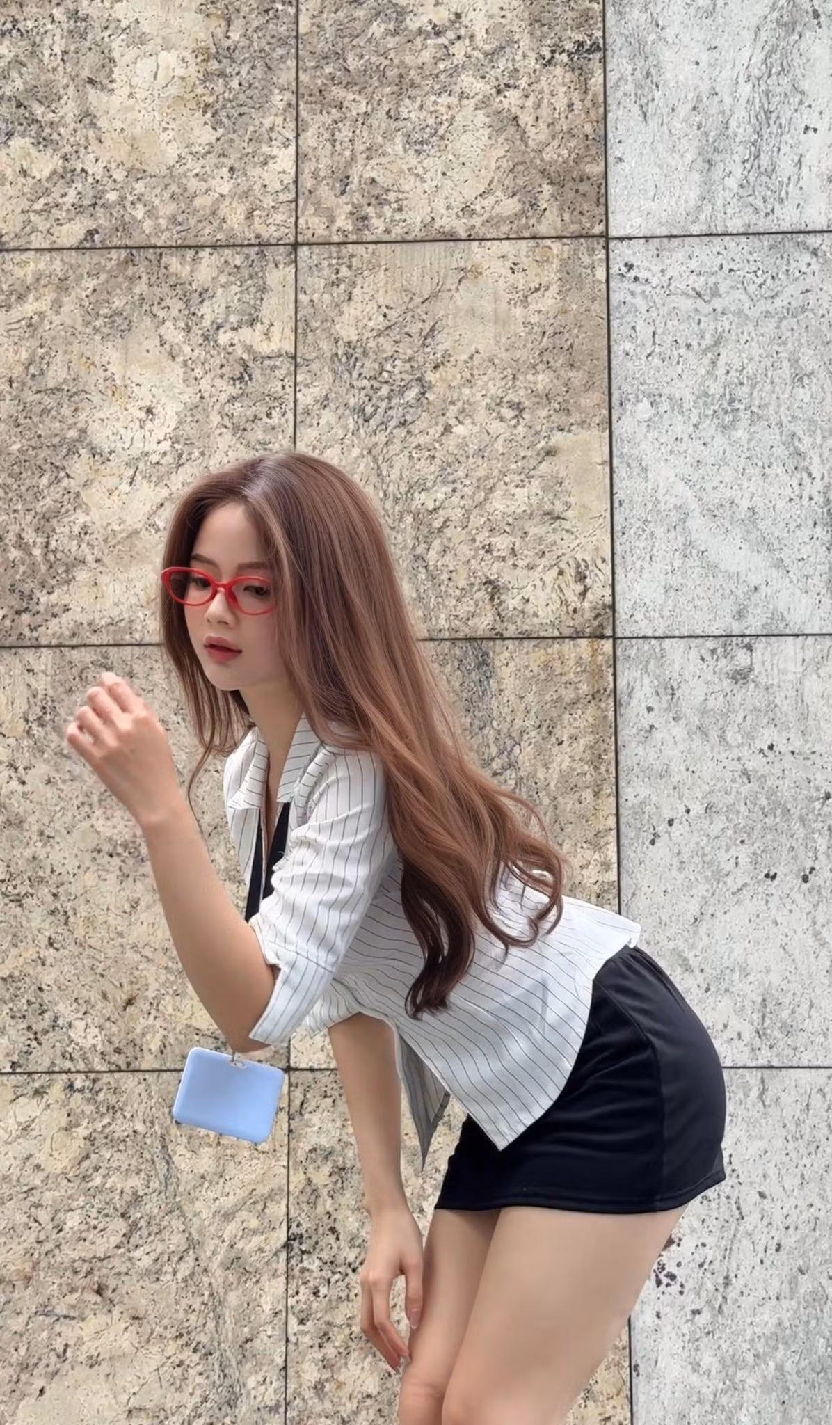 Điểm nhấn không thể thiếu là những phụ kiện tạo nên sự khác biệt. Lan Hương đeo một chiếc kính gọng đỏ, chiếc thẻ tên công sở cùng đôi giày cao gót đen đính đá lấp lánh, hoàn thiện vẻ ngoài thanh lịch và sang chảnh.(Ảnh: IGNV)