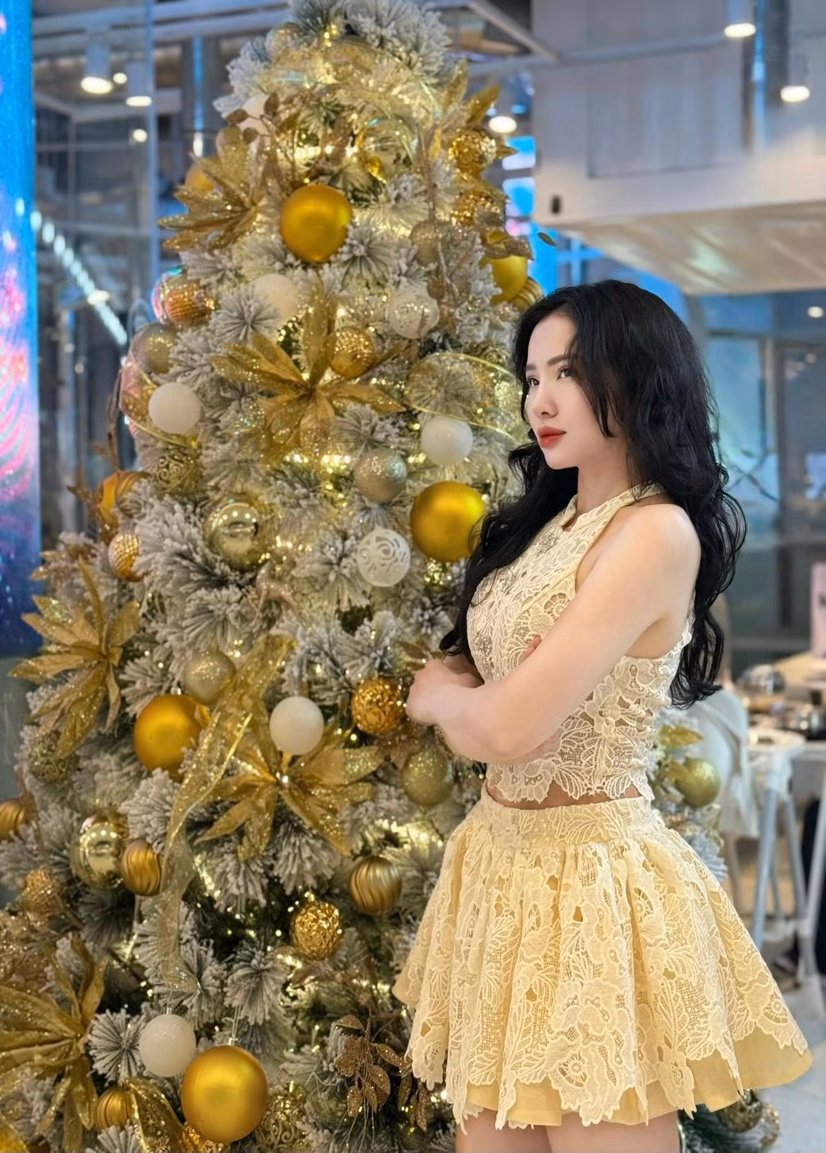 Khác với hình ảnh năng động trên đường chạy, ngoài đời Loan Barbie có phong cách nữ tính, gợi cảm có chừng mực. Cô thường lựa chọn những thiết kế nhẹ nhàng, tôn lên đường cong cơ thể nhưng vẫn thanh lịch, cuốn hút. (Ảnh: FBNV)