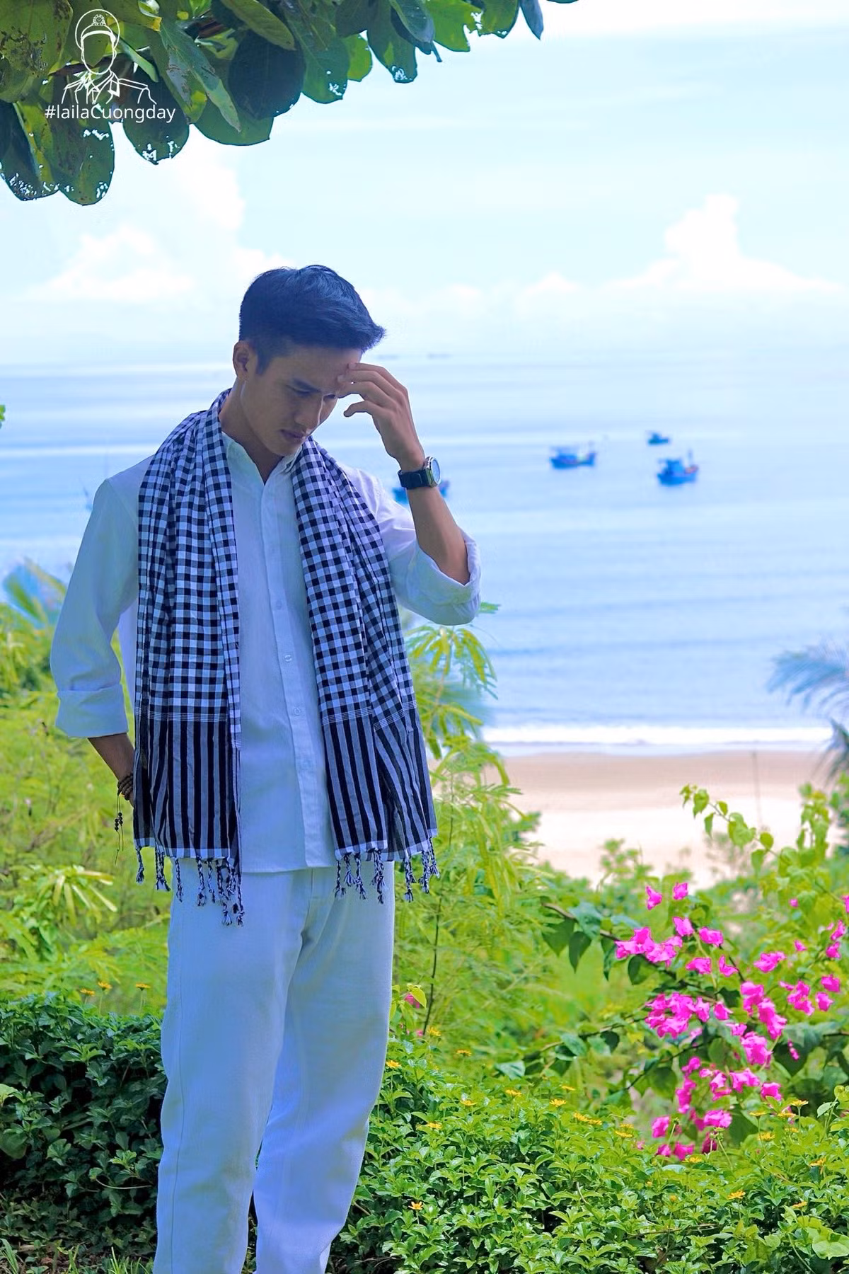 Không còn là hình ảnh nghiêm nghị trong quân phục, Hữu Cường diện trang phục trắng tinh khôi, kết hợp cùng chiếc khăn rằn đặc trưng, tạo nên một phong thái vừa lãng tử, vừa mang đậm nét truyền thống. (Ảnh: FBNV)