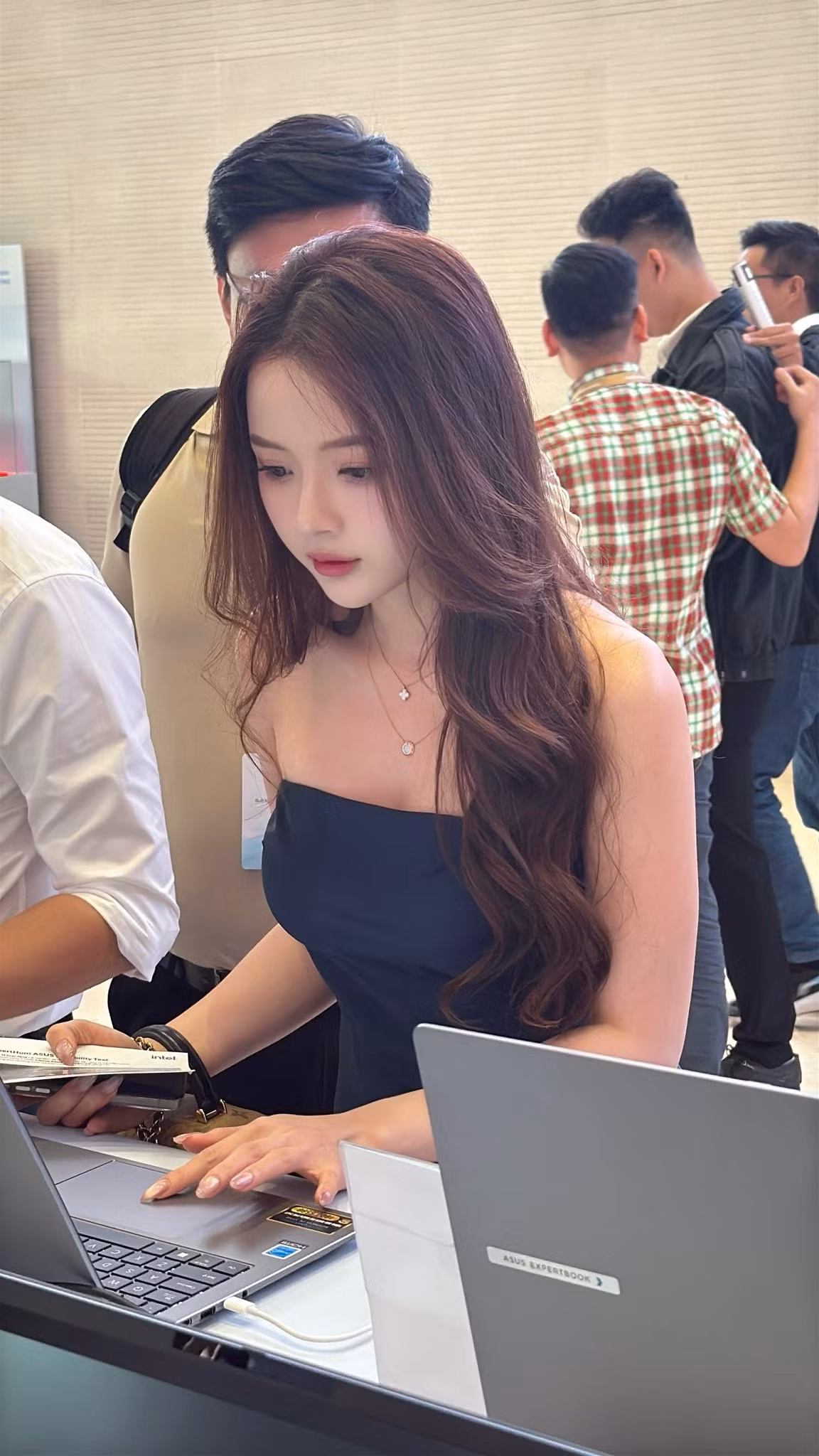 Mái tóc dài xoăn nhẹ bồng bềnh cùng lối trang điểm nhẹ nhàng, nhấn vào đôi mắt to tròn, long lanh đã làm nổi bật vẻ đẹp thanh thoát, ngọt ngào của cô, đúng như biệt danh "búp bê ngoài đời thực" mà người hâm mộ ưu ái dành tặng. (Ảnh: FBNV)