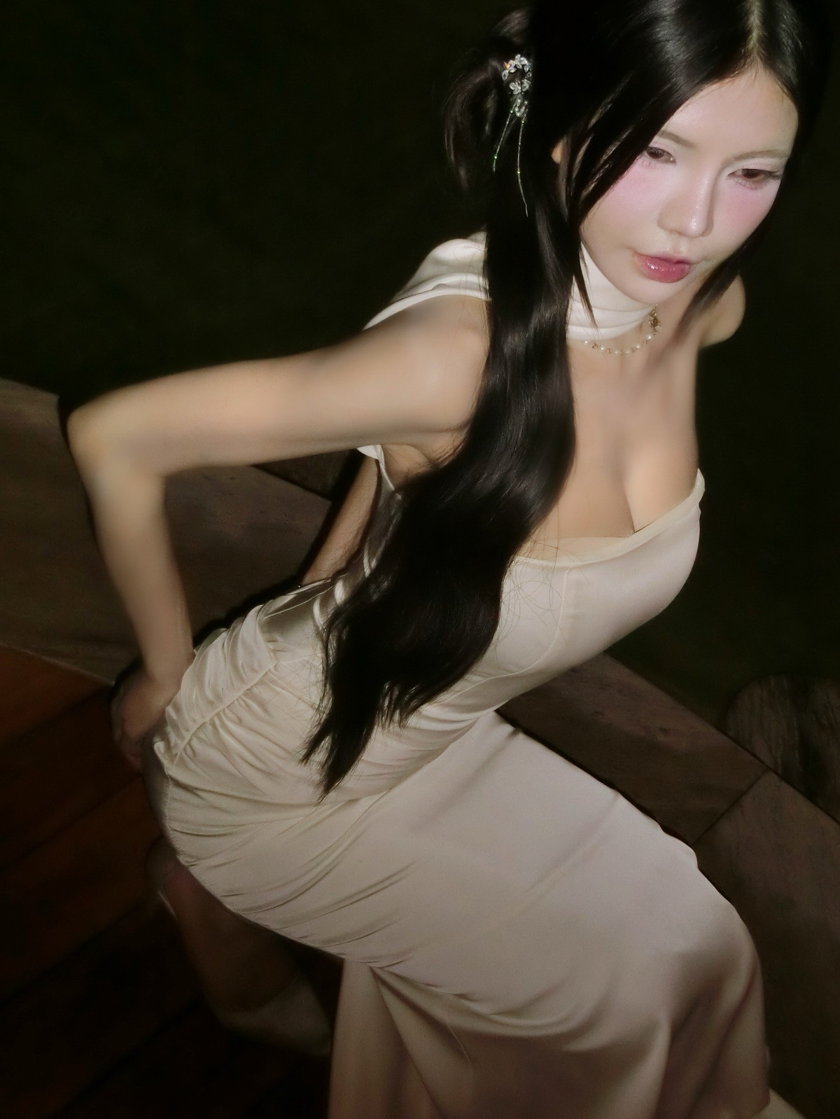 Trong bộ ảnh được chụp tại một không gian lãng mạn trên cao với ánh đèn đêm lung linh của thành phố, Mai Dora đã thể hiện một thần thái khác biệt, vừa sang trọng, quyến rũ lại vừa phảng phất nét cuốn hút bí ẩn. (Ảnh: IGNV)