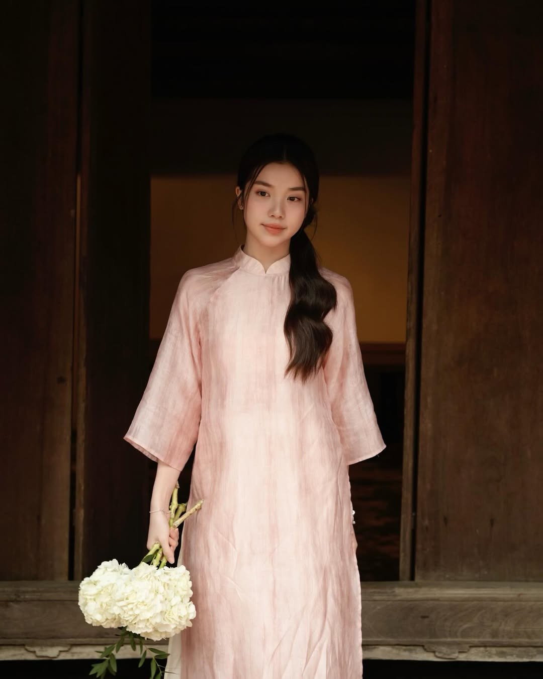 Cô nàng sinh năm 2000 này tiếp tục khẳng định vẻ đẹp dịu dàng, thanh thoát, hoàn toàn phù hợp với hình tượng nàng thơ cùng tà áo dân tộc trong bộ ảnh mới. (Ảnh: IGNV)