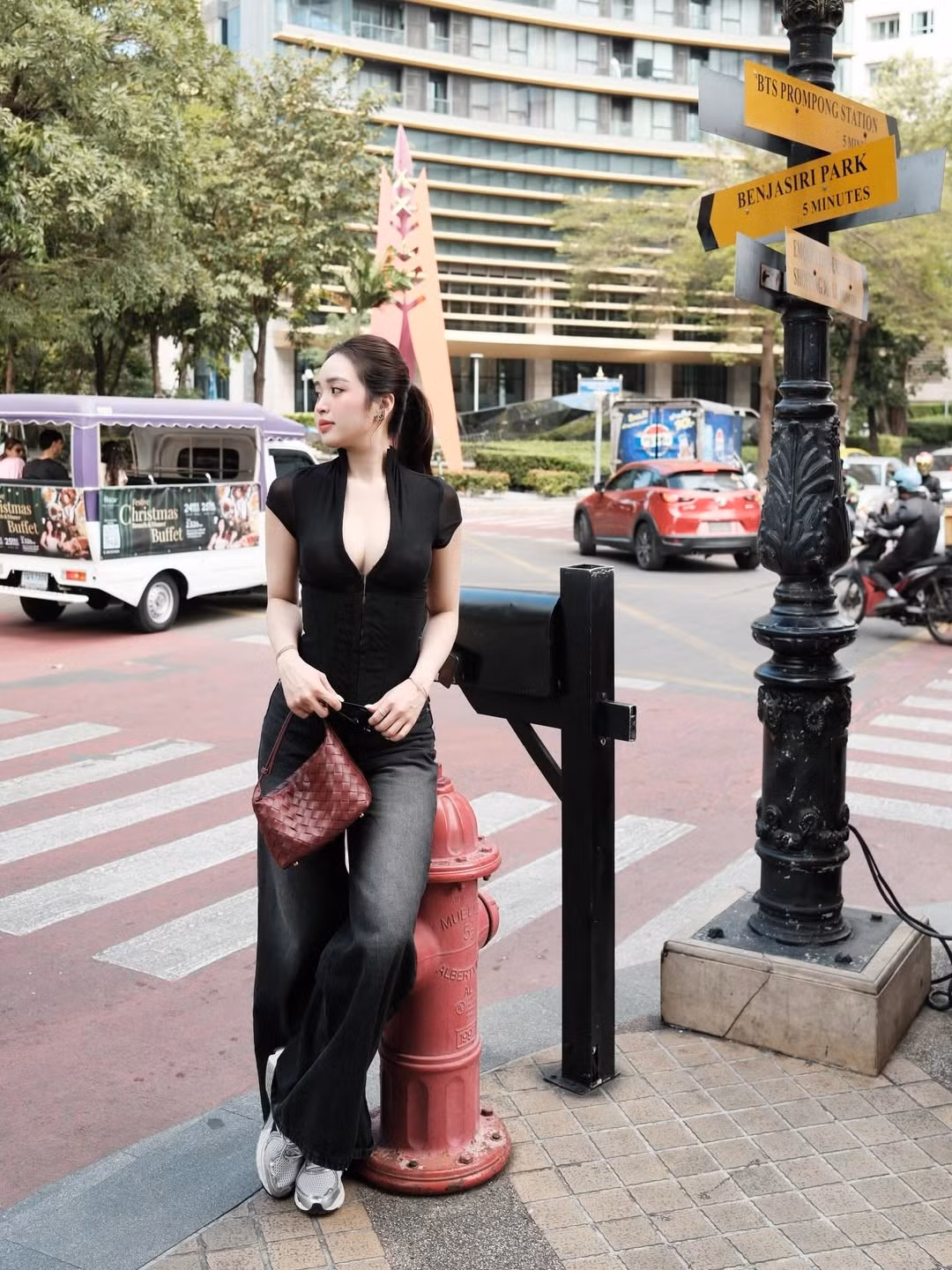 Trong loạt ảnh mới nhất, Lê Phương Anh lựa chọn một set đồ mang tông màu đen huyền bí nhưng lại vô cùng táo bạo. Điểm nhấn chính là chiếc áo corset đen với phần cổ xẻ sâu hun hút, khoe khéo vòng một căng đầy và làn da trắng sứ không tì vết. (Ảnh: IGNV)