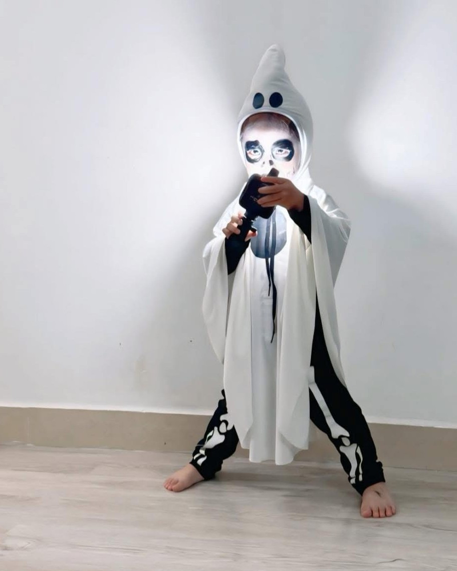 Có lẽ, độ chân thật và "ngầu" quá mức của bộ cánh này đã vượt quá ngưỡng chịu đựng của các bạn cùng lớp, những người vốn chỉ quen với kẹo ngọt và những màn hóa trang dễ thương hơn.