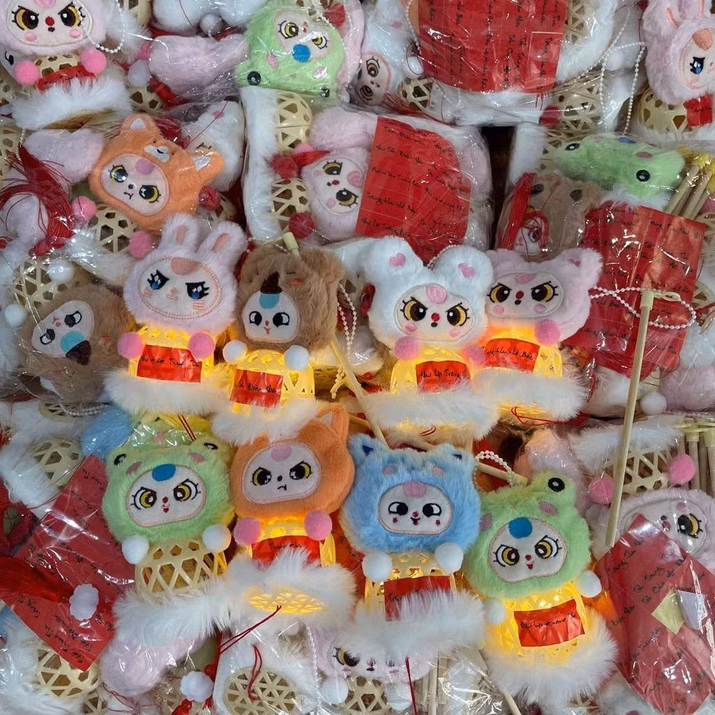 Các nhân vật thú bông đa dạng như thỏ, gấu, mèo, hoặc hình tượng đầu lân nổi bật, với biểu cảm dễ thương, đôi khi còn có thêm lớp lông xù trang trí.