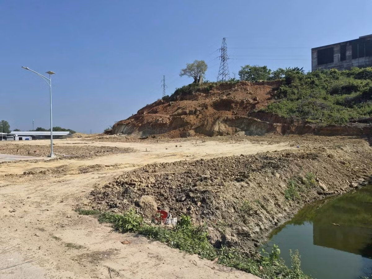 Khu đất bị đào bới biến dạng, đất đá đã bị đưa ra ngoài