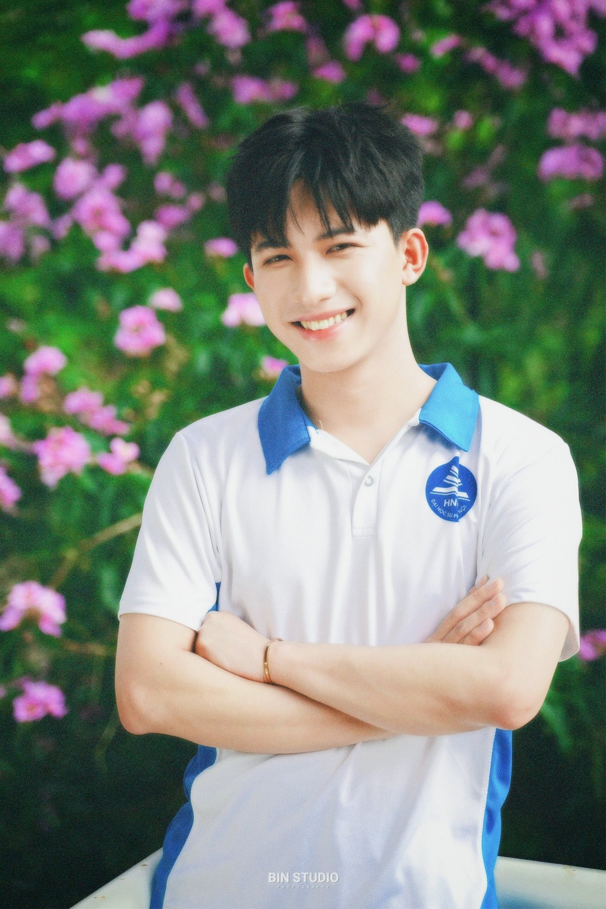 Tuy nhiên, đằng sau những ánh hào quang đó là một cuộc đấu tranh nội tâm dữ dội. Trong tâm thư chia sẻ trên trang cá nhân, Tùng Sơn tâm sự: "22 năm qua, em đã sống với một khát khao tìm kiếm bản ngã... Em không thể là chính mình, em phải gồng mình để vừa vặn với những gì mà xã hội mong đợi. Nhưng trong sâu thẳm, em luôn cảm thấy có một ngọn lửa đang cháy, khát khao được sống thật với chính bản thân." (Ảnh: FBNV)