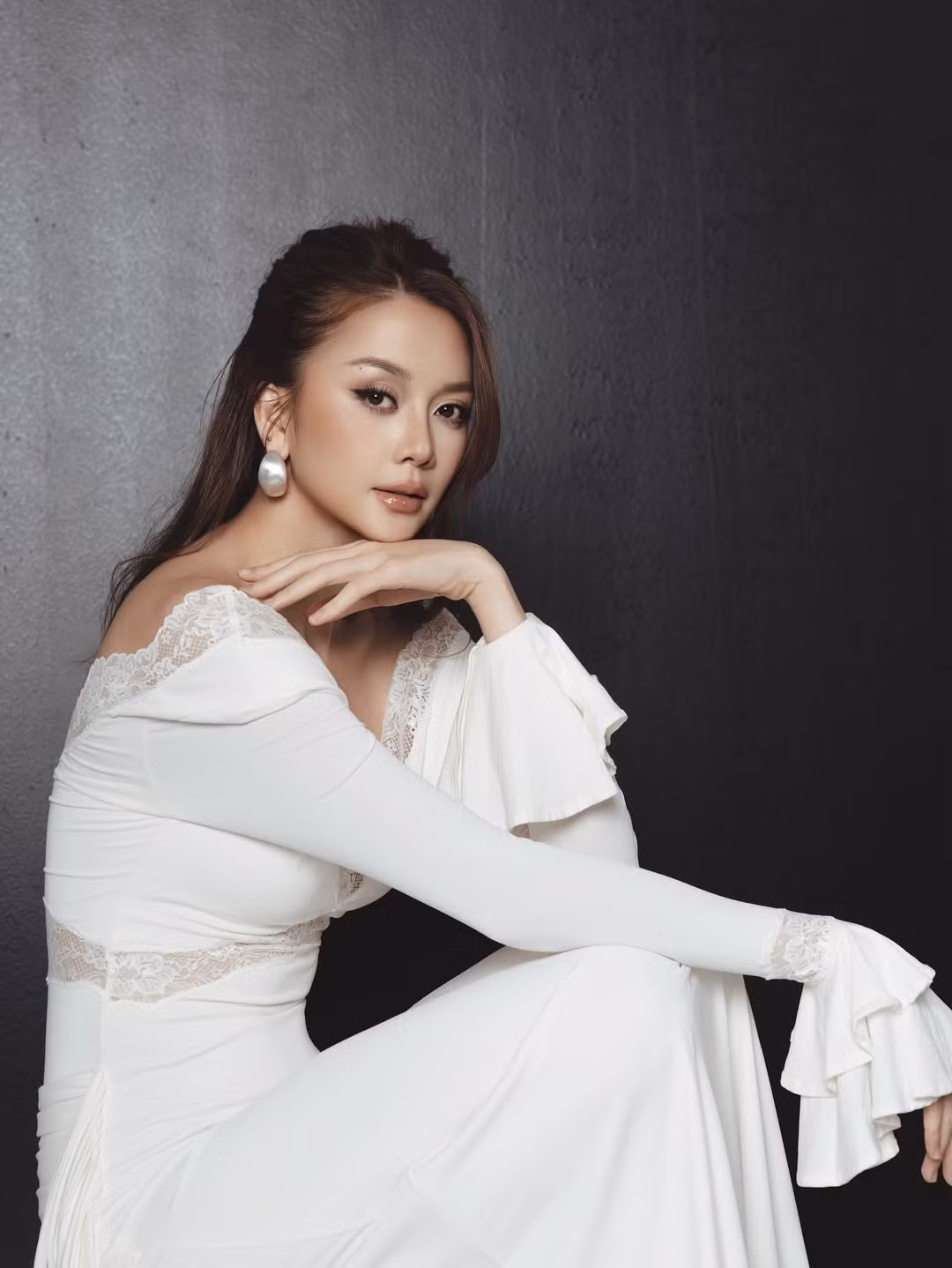 Trong loạt hình ảnh vừa được công bố, Thiều Bảo Trang lựa chọn phong cách tối giản nhưng cực kỳ sang trọng và tinh tế. (Ảnh: IGNV)