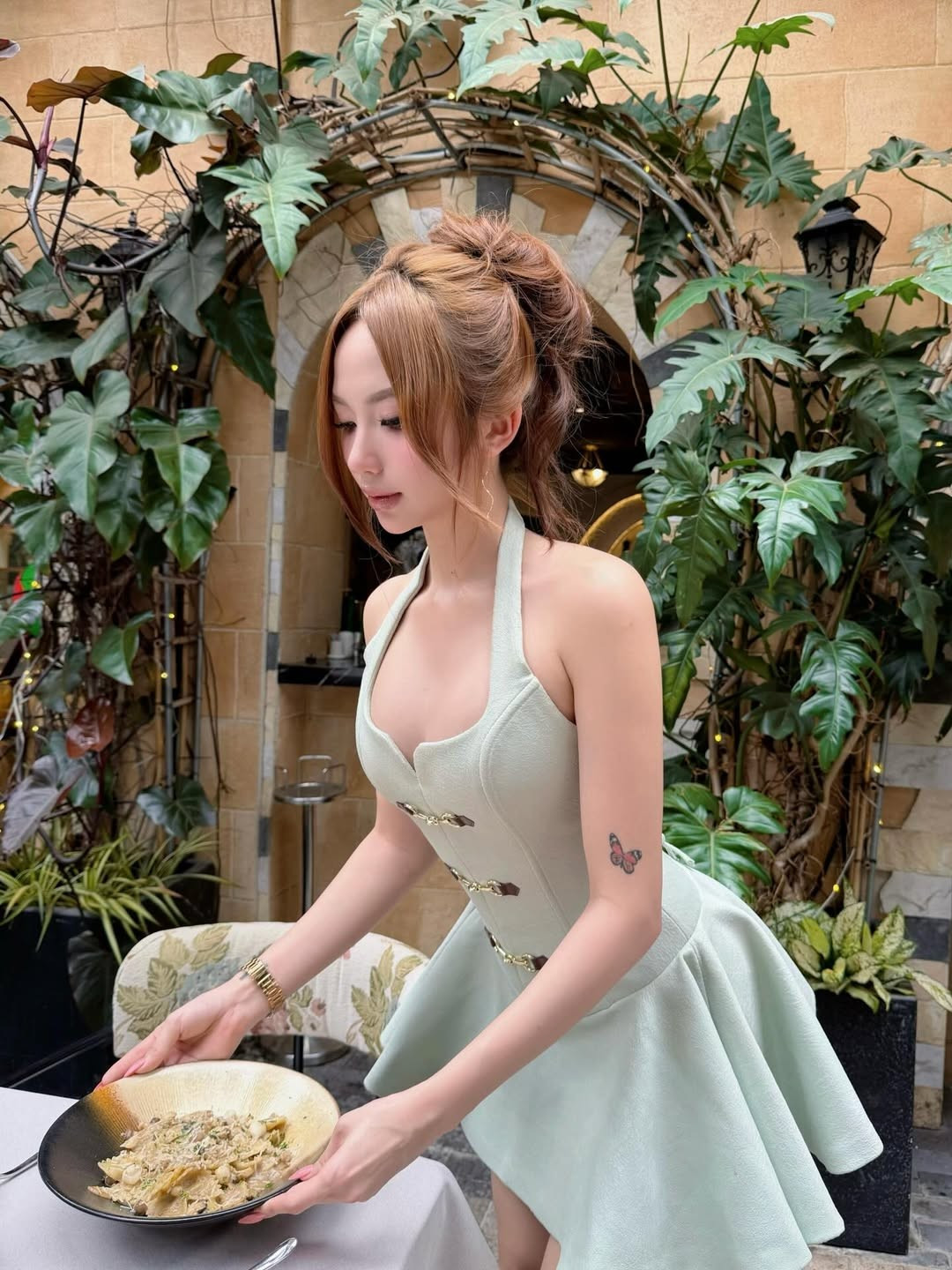 Khác với hình ảnh một nữ DJ cá tính, nóng bỏng đứng sau bàn mix hay những clip nhảy hiện đại cực cuốn cùng cô bạn thân, Quỳnh Như trong loạt ảnh này lại mang một màu sắc hoàn toàn mới: Ngọt ngào, thanh lịch và đầy chất thơ. (Ảnh: IGNV)