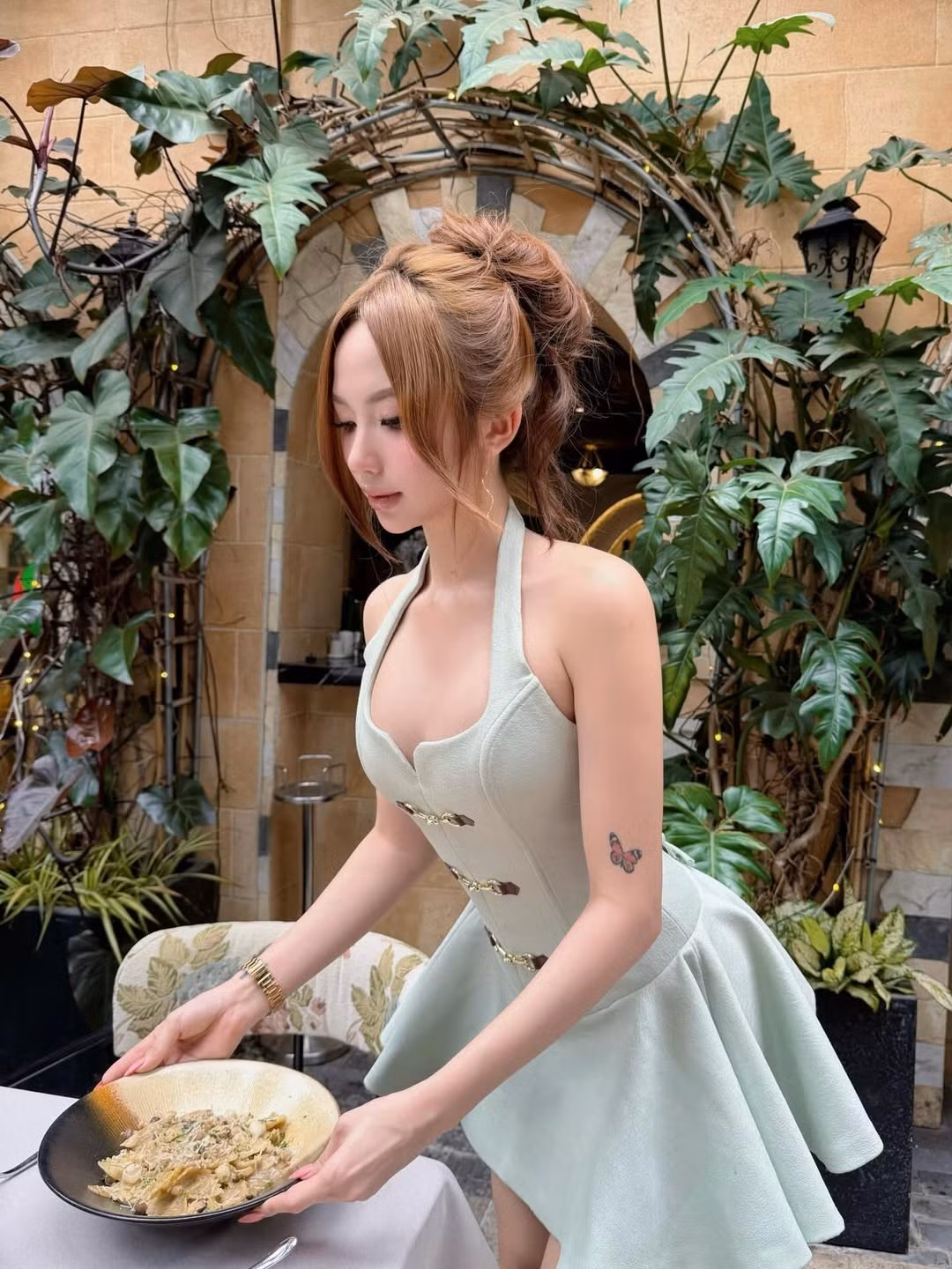 Khác với hình ảnh một nữ DJ cá tính, nóng bỏng đứng sau bàn mix hay những clip nhảy hiện đại cực cuốn cùng cô bạn thân, Quỳnh Như trong loạt ảnh này lại mang một màu sắc hoàn toàn mới: Ngọt ngào, thanh lịch và đầy chất thơ. (Ảnh: IGNV)