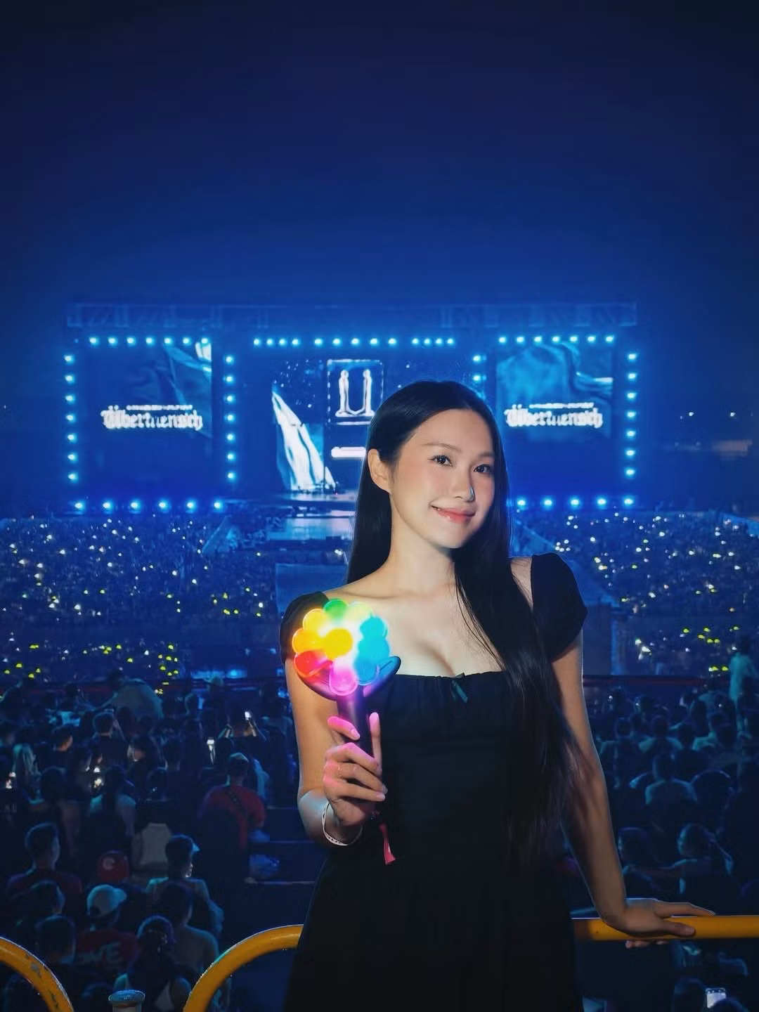 Vợ Đoàn Văn Hậu gây ấn tượng với vẻ ngoài quyến rũ, ngọt ngào. Doãn Hải My chọn chiếc váy đen cổ vuông đơn giản nhưng khéo léo khoe xương quai xanh và vòng một gợi cảm.