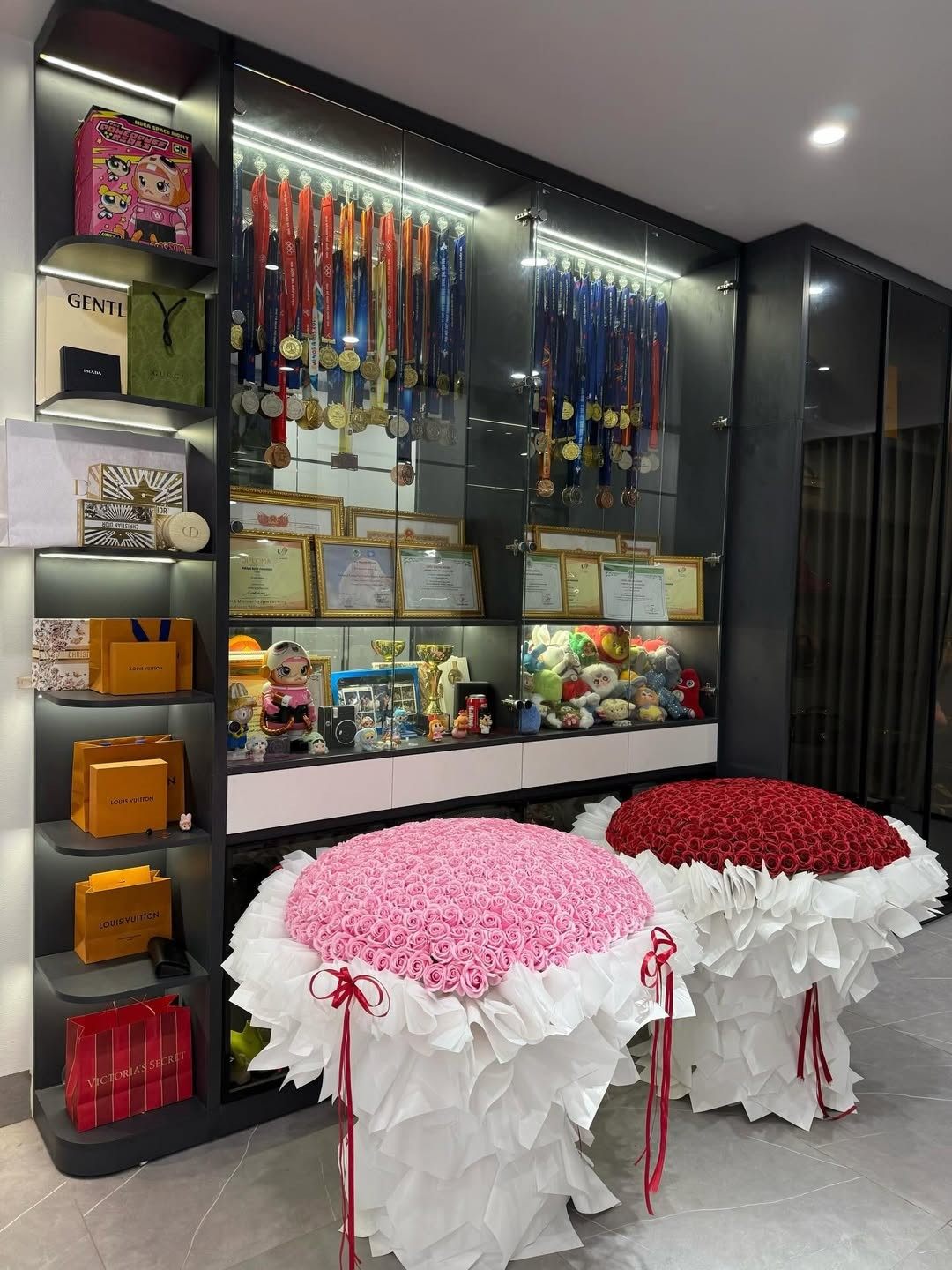 Trước đó, Louis Phạm từng bị bạn thân cũ tố mượn thẻ đen để chụp ảnh làm màu, hay sử dụng hình ảnh hàng hiệu của người khác để đăng lên trang cá nhân như của mình. (Ảnh trong bài: Tiktok, Facebook Louis Phạm)