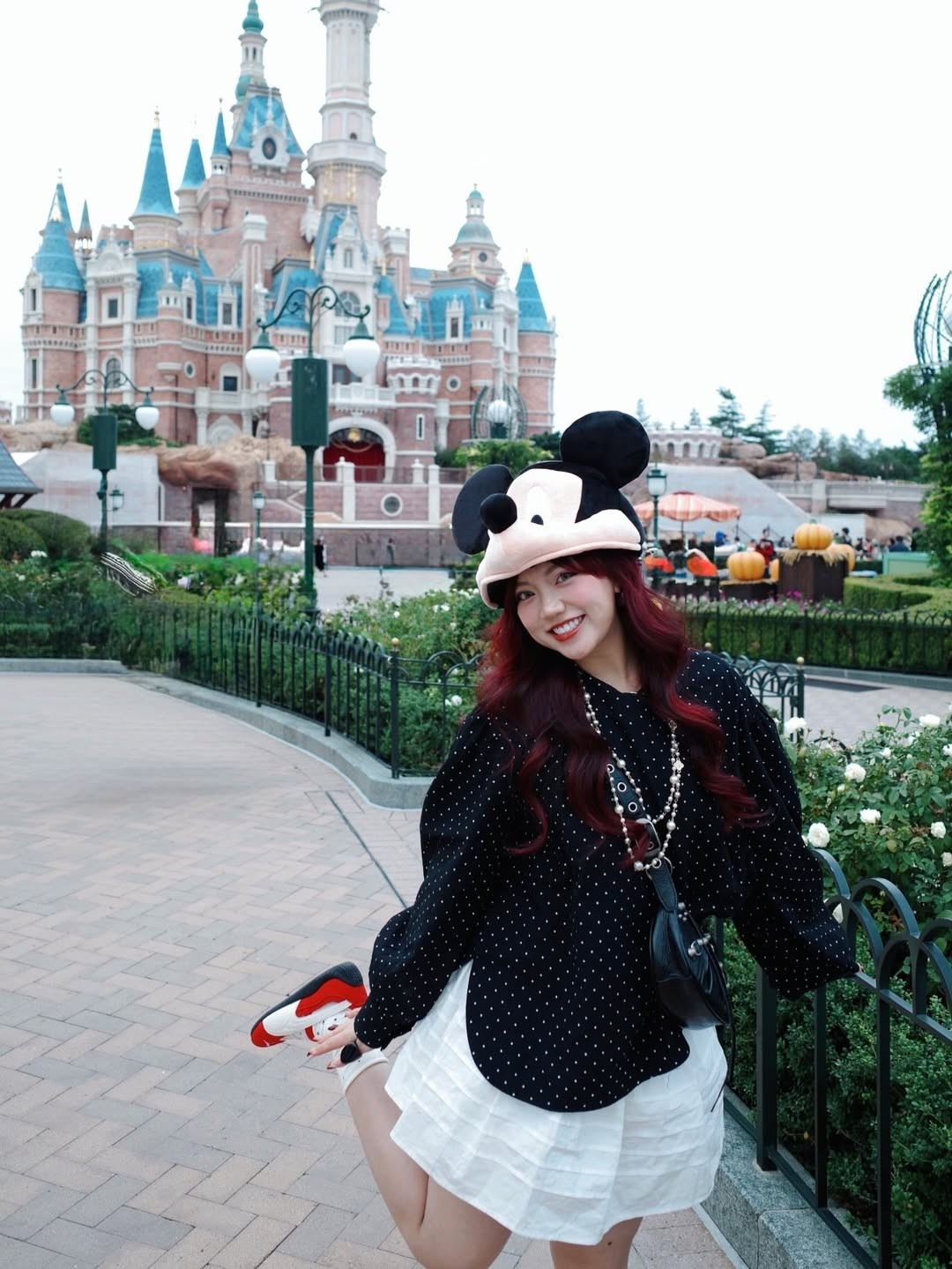 Chiếc mũ tai chuột Mickey quen thuộc đã trở thành điểm nhấn "chuẩn Disney" và giúp cô nàng trông càng thêm đáng yêu. (Ảnh: IGNV)