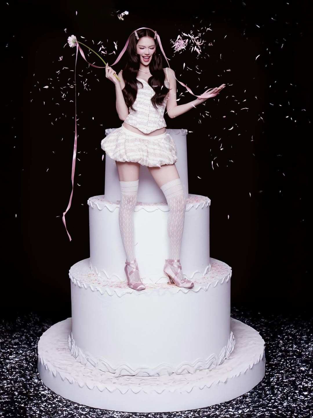 Ở tuổi 36, Ngọc Trinh vẫn luôn giữ được vóc dáng chuẩn chỉnh và phong cách thời trang ấn tượng. Bộ ảnh sinh nhật lần này tiếp tục khẳng định danh xưng "Nữ hoàng nội y" cùng khả năng biến hóa đa dạng, luôn biết cách làm mới mình và thu hút mọi ánh nhìn của người đẹp showbiz Việt. (Ảnh: IGNV)