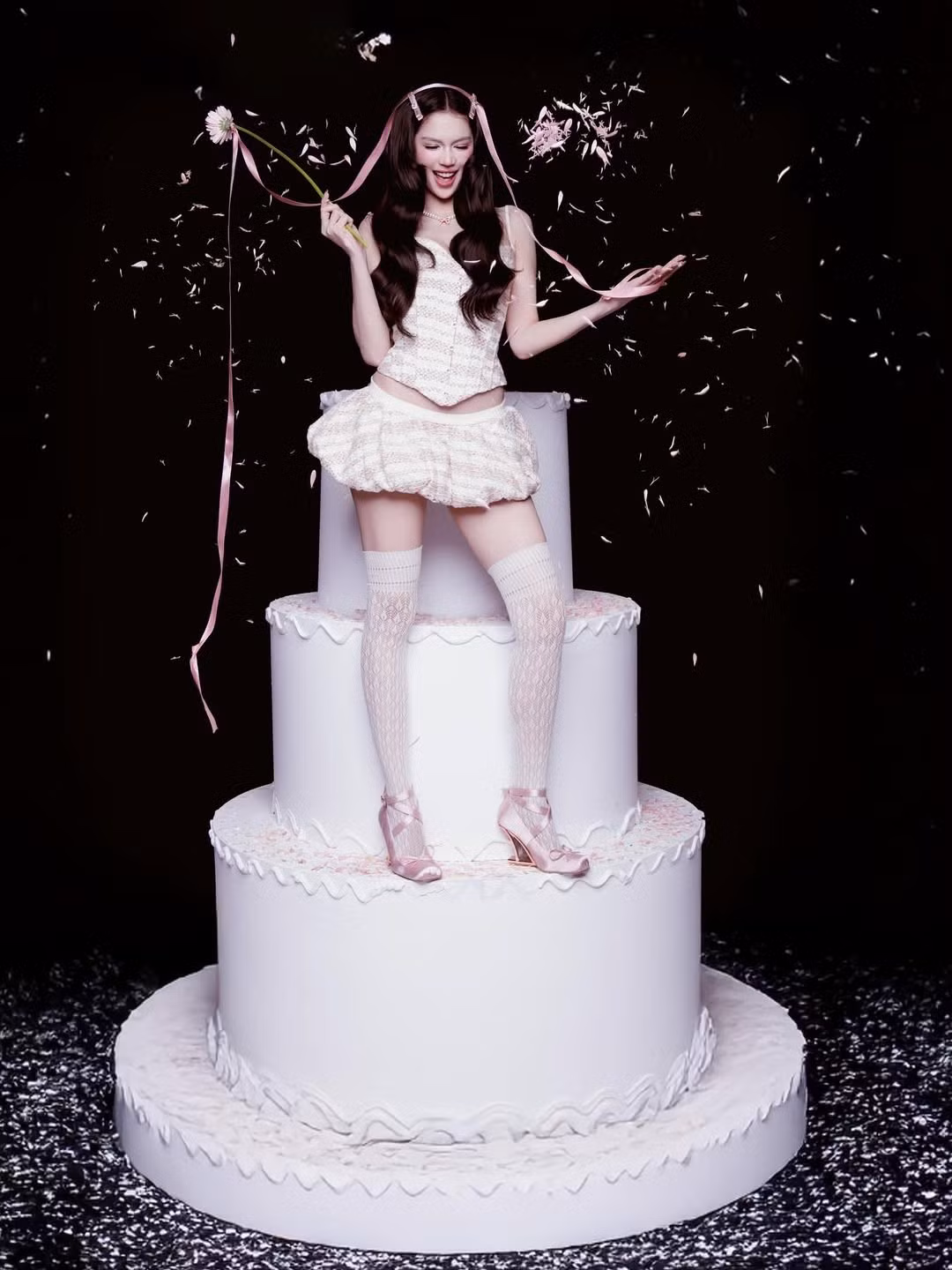 Ở tuổi 36, Ngọc Trinh vẫn luôn giữ được vóc dáng chuẩn chỉnh và phong cách thời trang ấn tượng. Bộ ảnh sinh nhật lần này tiếp tục khẳng định danh xưng "Nữ hoàng nội y" cùng khả năng biến hóa đa dạng, luôn biết cách làm mới mình và thu hút mọi ánh nhìn của người đẹp showbiz Việt. (Ảnh: IGNV)