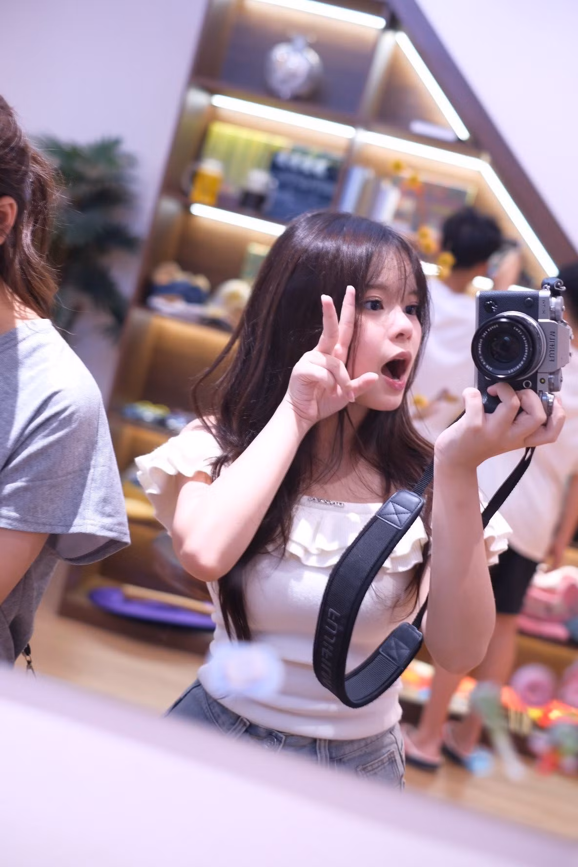 Phong cách thời trang của Su cũng cho thấy sự trưởng thành, biết chăm chút ngoại hình và có gu ăn mặc riêng, nhưng vẫn giữ được nét hồn nhiên, đáng yêu đúng lứa tuổi. (Ảnh: FB Hằng Túi)