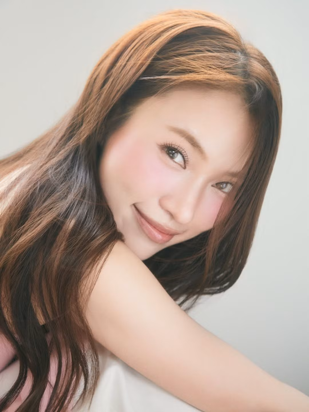 Từ khoảnh khắc nhẹ nhàng ôm bó hoa tươi thắm, e ấp che miệng cười bẽn lẽn, đến lúc đưa đóa hoa hồng gần kề khuôn mặt, mỗi cử chỉ của Khánh Vy đều toát lên sự duyên dáng, cuốn hút, đúng chuẩn "nàng thơ". (Ảnh: IGNV)