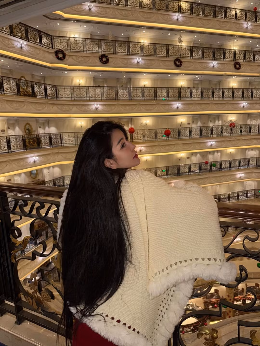 Sự kết hợp giữa nhan sắc cực phẩm của Ngọc Trân và bối cảnh lộng lẫy của kiến trúc "cung điện" tạo nên những khung hình đậm chất xa hoa. Không chỉ vậy, cô nàng còn hé lộ góc bàn trang điểm ngập tràn đồ hiệu từ các nhà mốt đình đám như Chanel, Dior, Lancôme... cho thấy cuộc sống sang chảnh đáng mơ ước ở tuổi 24. (Ảnh: IGNV)