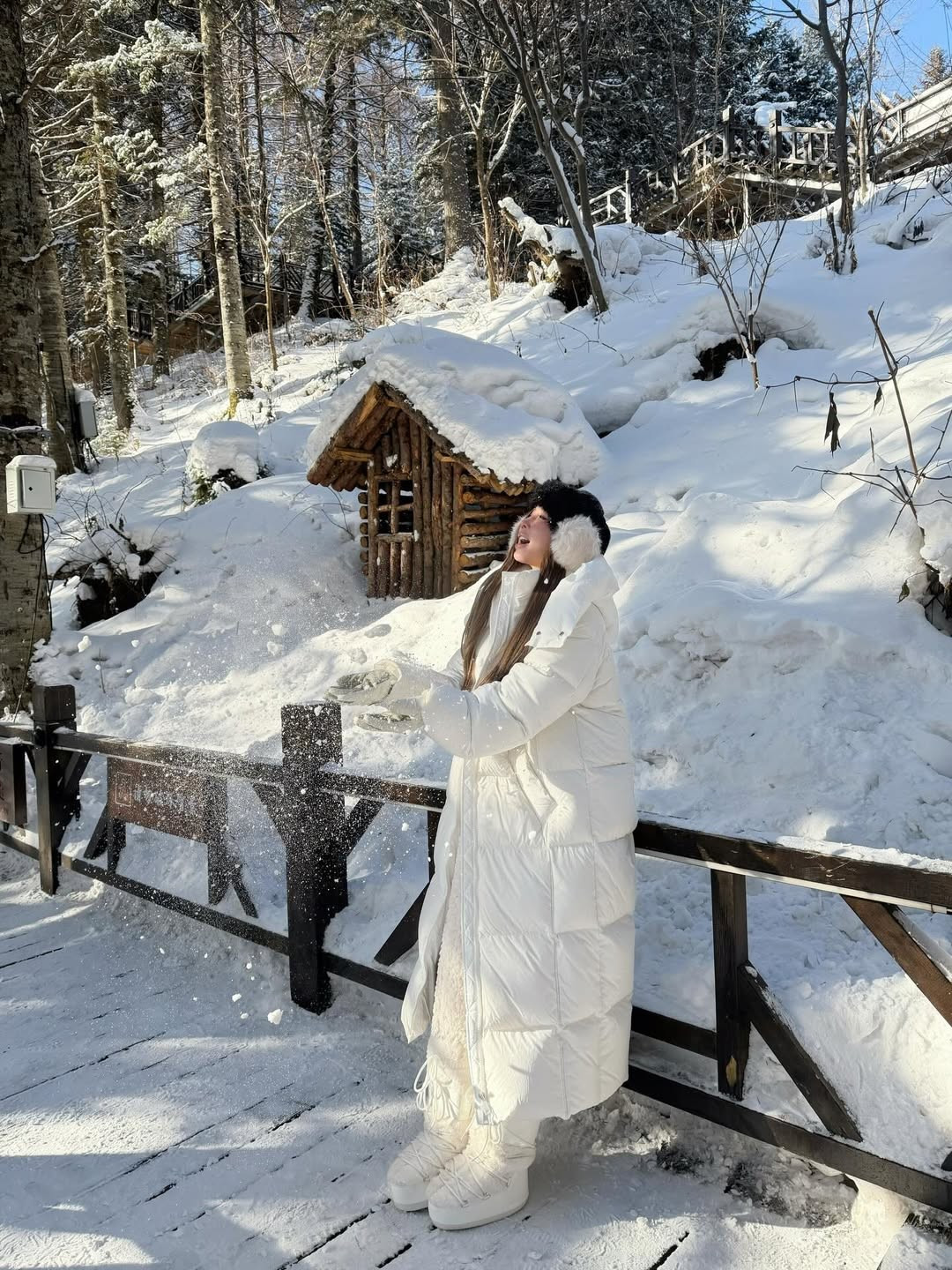 Tên tuổi của cô thực sự bùng nổ sau mùa giải AFF Cup 2018. Chỉ với một vài khoảnh khắc xuất hiện rạng rỡ trên khán đài sân vận động Mỹ Đình để cổ vũ cho đội tuyển Việt Nam, Linh Hương đã ngay lập tức bị cư dân mạng "săn lùng" danh tính. (Ảnh: IGNV)