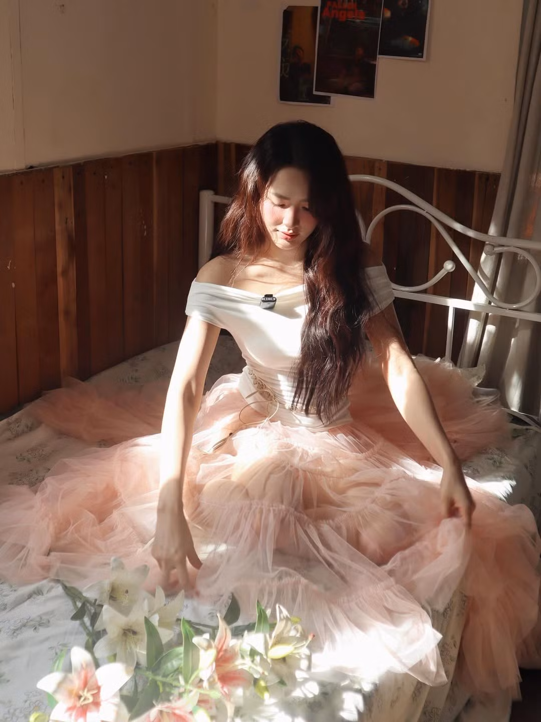 Với layout trang điểm nhẹ nhàng, đôi má ửng hồng và làn da căng bóng, Minh Trang toát lên vẻ đẹp ngọt ngào, thanh khiết. Mái tóc dài uốn nhẹ buông lơi giúp cô giữ nguyên hình tượng nữ tính nhưng vẫn đủ sức hút hồn người đối diện.