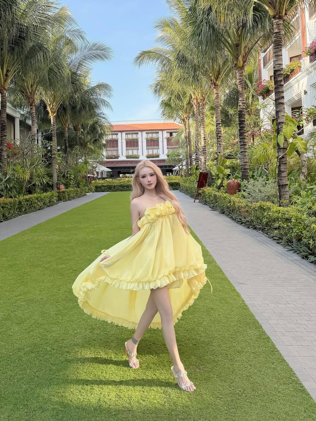 Màu tóc này không chỉ đồng điệu với màu váy mà còn bắt sáng cực tốt dưới ánh nắng tự nhiên, tạo nên một tổng thể vô cùng lung linh. (Ảnh: IGNV)