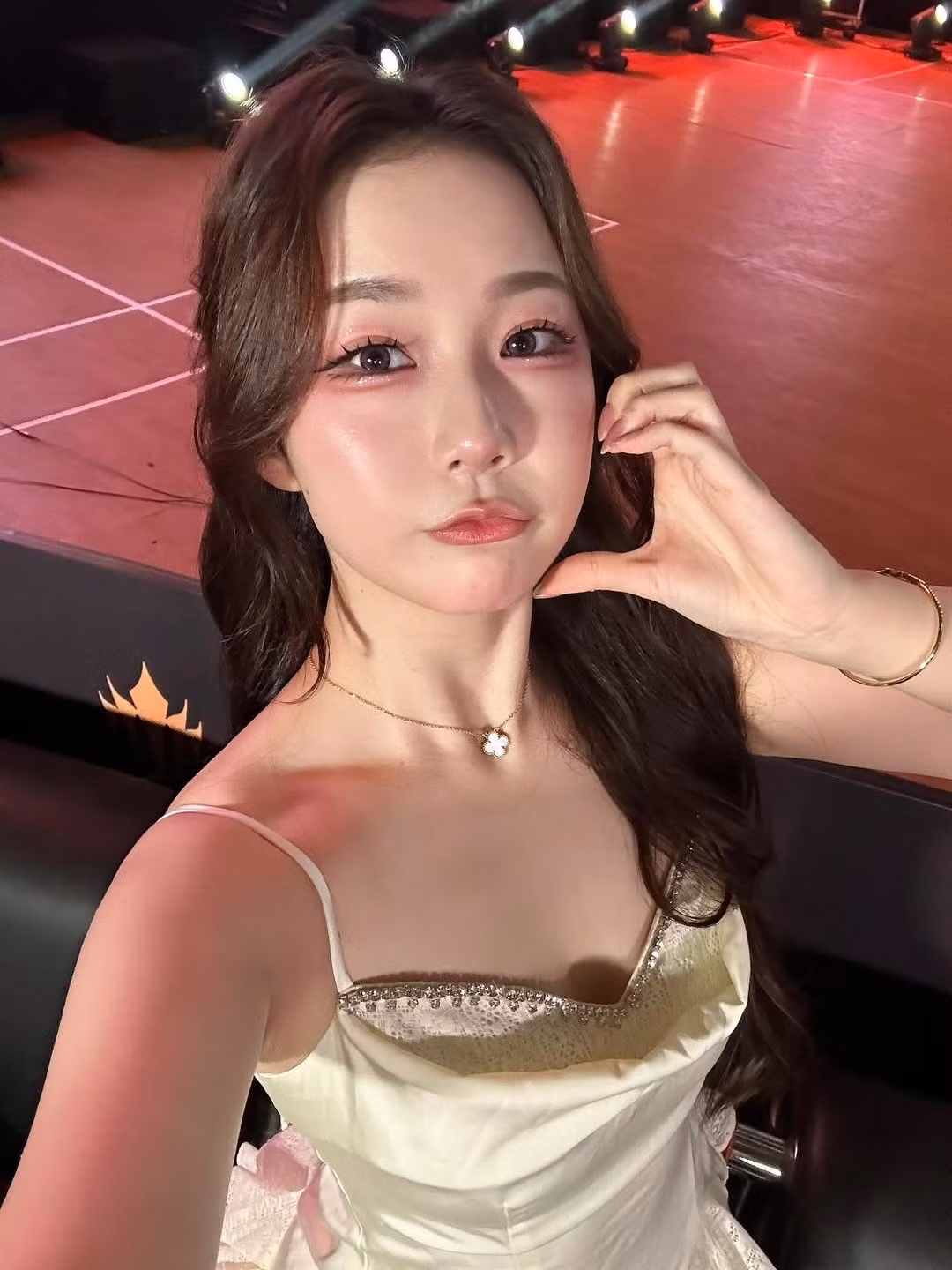 Đăng tải loạt ảnh trên trang cá nhân, Kitty khiến người hâm mộ Việt vô cùng thích thú. Nhiều người bày tỏ lòng mến khách, chào mừng cô nàng đến với Việt Nam.