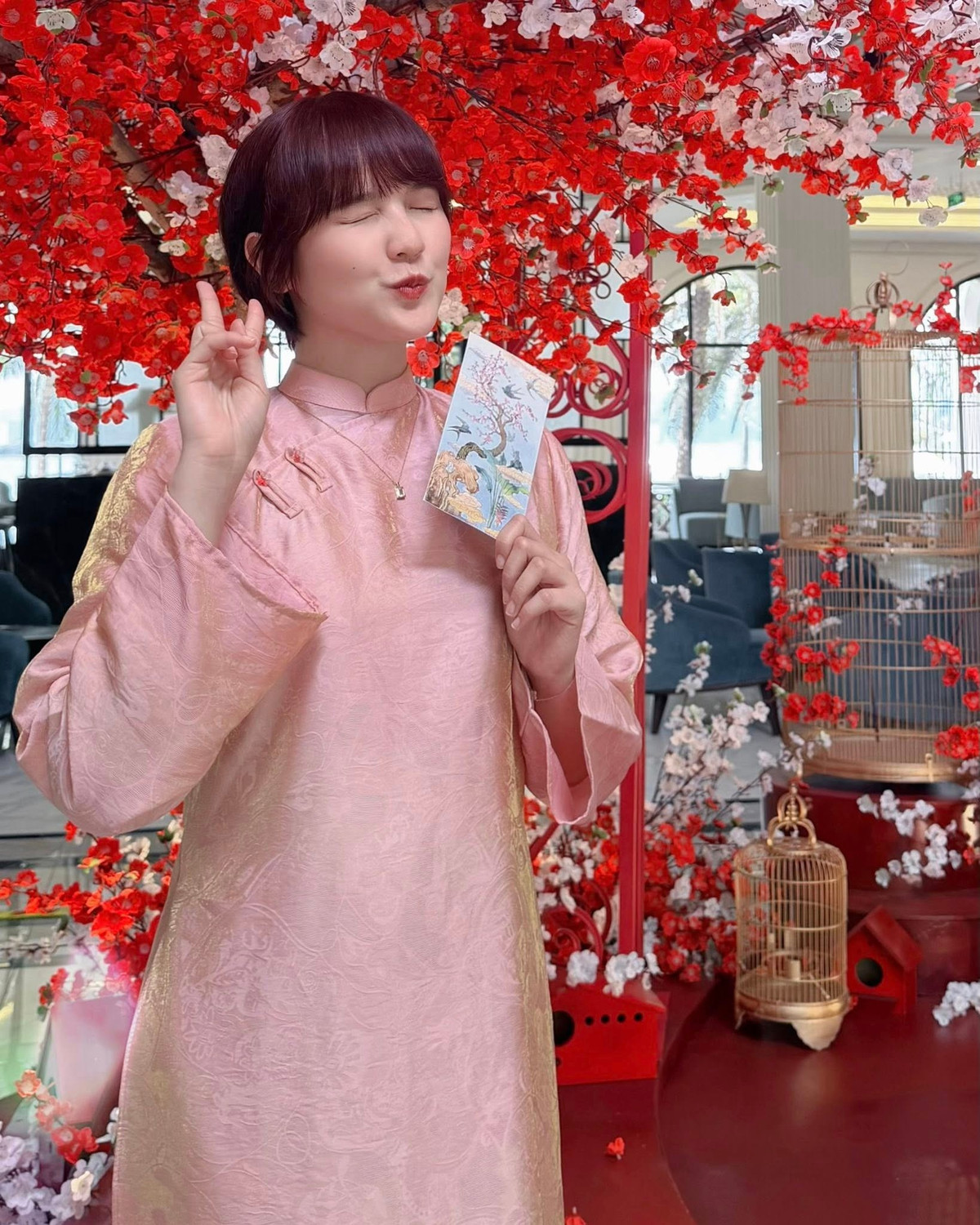 Không chỉ khoe nhan sắc, Hải Tú còn tinh tế gửi gắm những lời chúc tốt đẹp đến mọi người. Những cụm từ như "Vững vàng như ngựa phi", "Dịu dàng như nắng sớm" cho thấy một tâm thế lạc quan và đầy hy vọng của cô nàng trong năm mới. (Ảnh: FBNV)