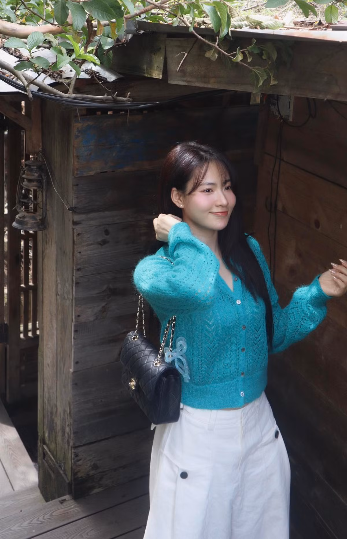 Nét mơ màng, dịu dàng trong ánh mắt cùng nụ cười e ấp của cô như càng làm tăng thêm vẻ đẹp của “nàng thơ” giữa khung cảnh thơ mộng này. Chính sự tự nhiên và thần thái cuốn hút đã giúp Minh Trang luôn tỏa sáng trong mỗi khung hình. (Ảnh: FBNV)