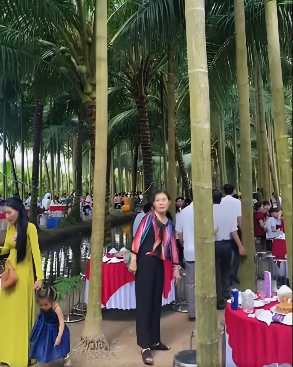 Điểm đặc biệt nhất chính là sự kết hợp hài hòa giữa hệ thống mương vũng đặc trưng của miền Tây và các dãy bàn tiệc. Thực khách ngồi dự tiệc không chỉ được tận hưởng bóng mát từ những tán lá dừa mà còn cảm nhận được làn gió mát rượi thổi lên từ mặt nước, tạo nên một không gian thoáng đãng, dễ chịu.