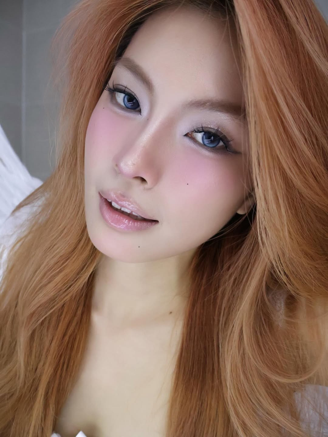 Đôi cánh nhỏ xinh, tất da và garter belt (dây đeo tất) trắng, cùng mái tóc dài màu cam nổi bật khiến cô nàng thu hút mọi ánh nhìn. (Ảnh: IGNV)