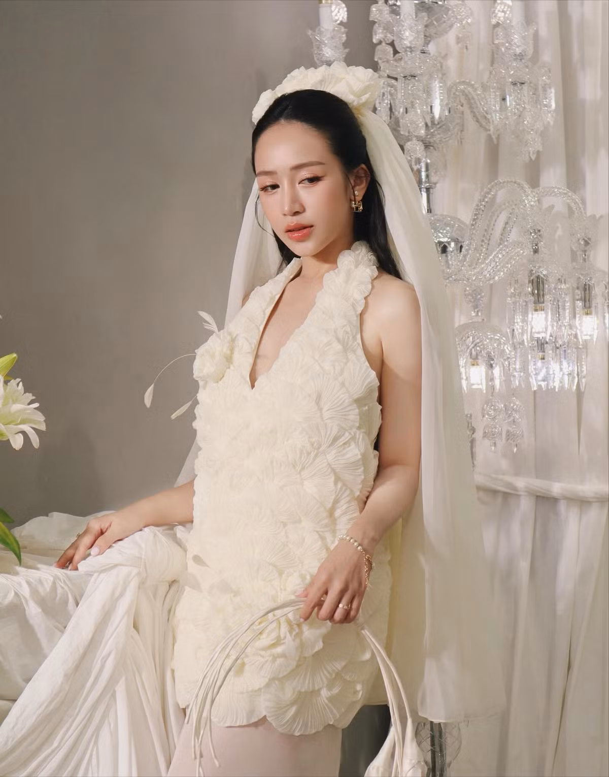 Dù là mẹ 4 con, Joyce Phạm vẫn sở hữu thần thái tươi tắn, ngọt ngào. Đặc biệt cô nàng khiến nhiều người phải xuýt xoa bởi vóc dáng mảnh mai dù mới sinh con chưa lâu. (Ảnh: FBNV)