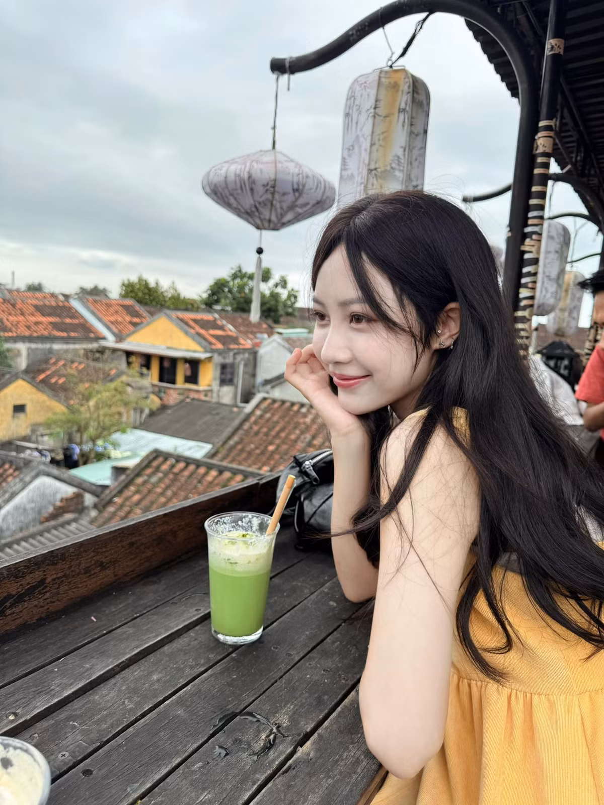 Anh Hải đã âm thầm thích Nắng suốt 7 năm và từng tỏ tình đến 9 lần nhưng đều bị từ chối. Nắng từng ngần ngại vì mặc cảm bệnh tật và nghĩ rằng bản thân không hề rung động.