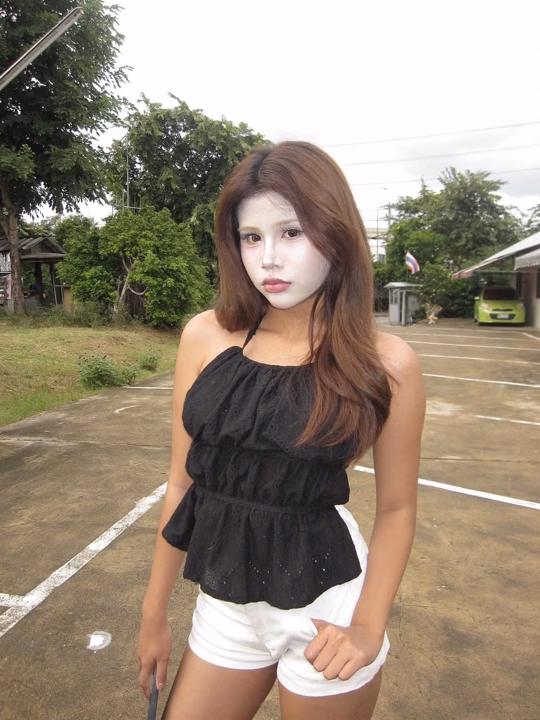 Hình ảnh của cô gái với lớp nền "bật tông" khiến nhiều netizen phải "phát hoảng" vì độ nổi bật và đôi khi là khác lạ.(Ảnh: IGNV)