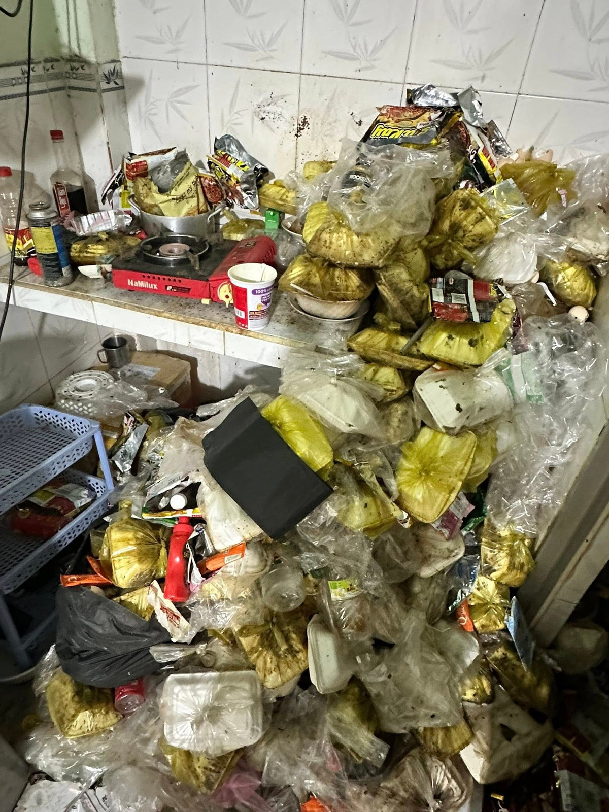 Theo chia sẻ từ người đăng tải, nam sinh này có ngoại hình rất sáng sủa, mỗi khi ra đường đều ăn mặc "bóng bẩy", chỉn chu và luôn thơm phức mùi nước hoa đắt tiền. Trong mắt hàng xóm và chủ trọ, đây là một thanh niên gương mẫu, sạch sẽ.